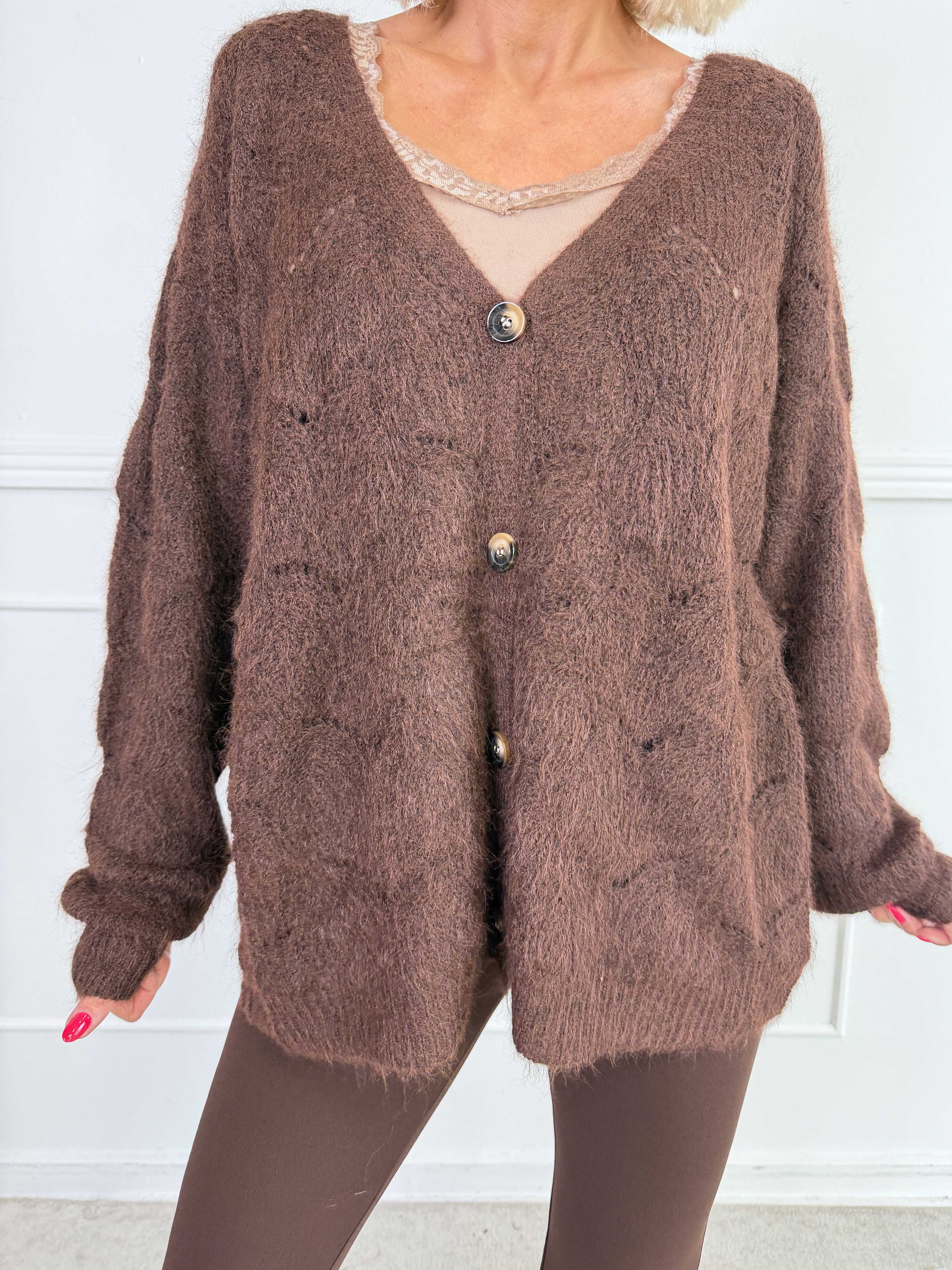 Sora - Blød og fluffy strikcardigan med fint hulmønster og knaplukning