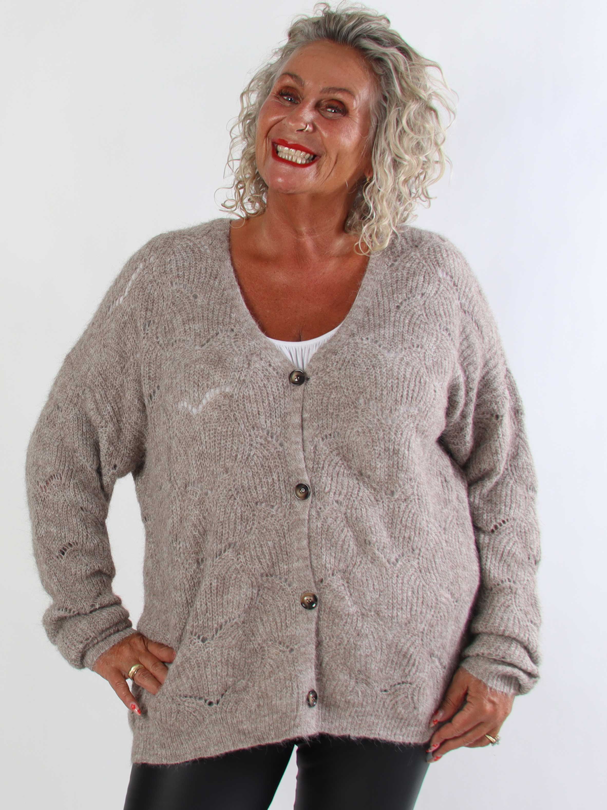 Sora - Blød og fluffy strikcardigan med fint hulmønster og knaplukning