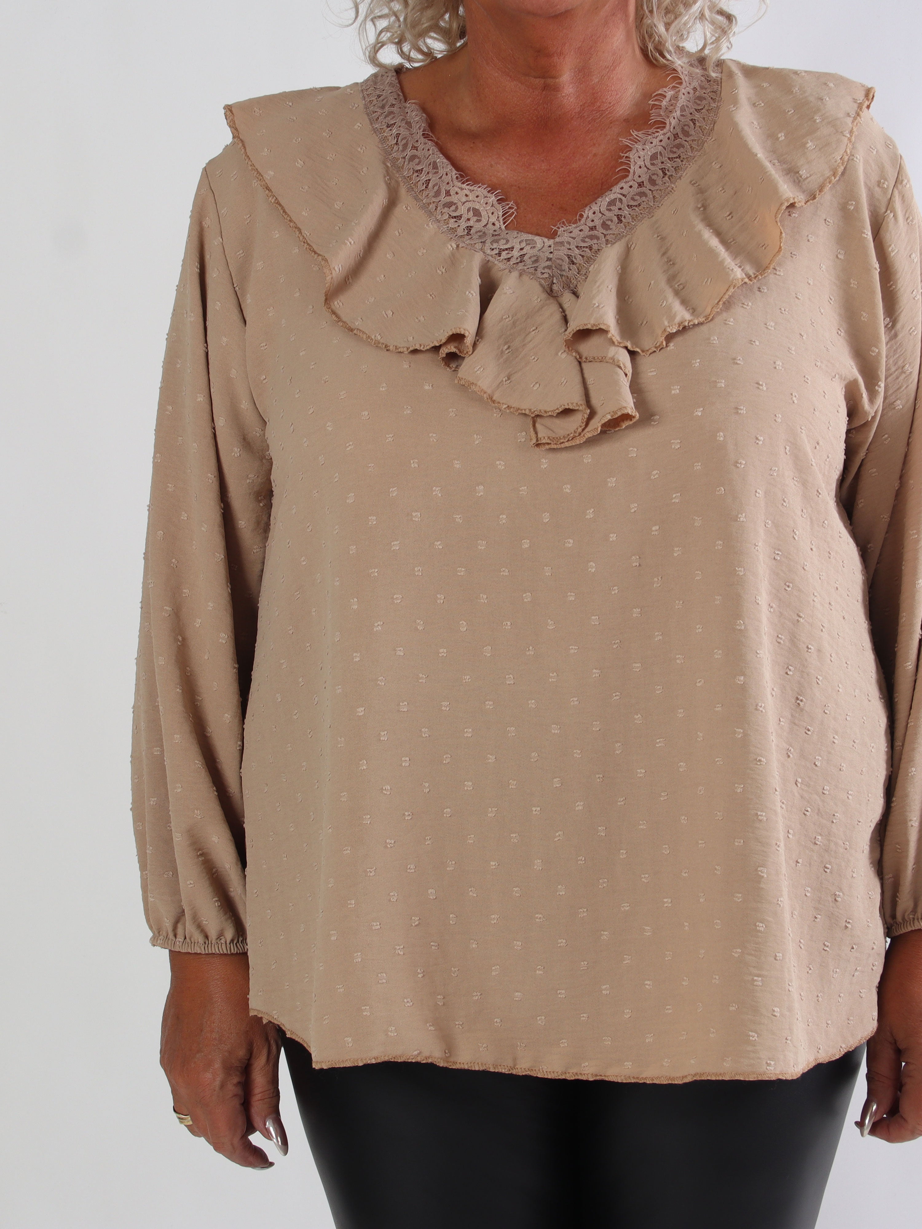 Sozan - Söt tunika med volanger och spetskant i ringningen