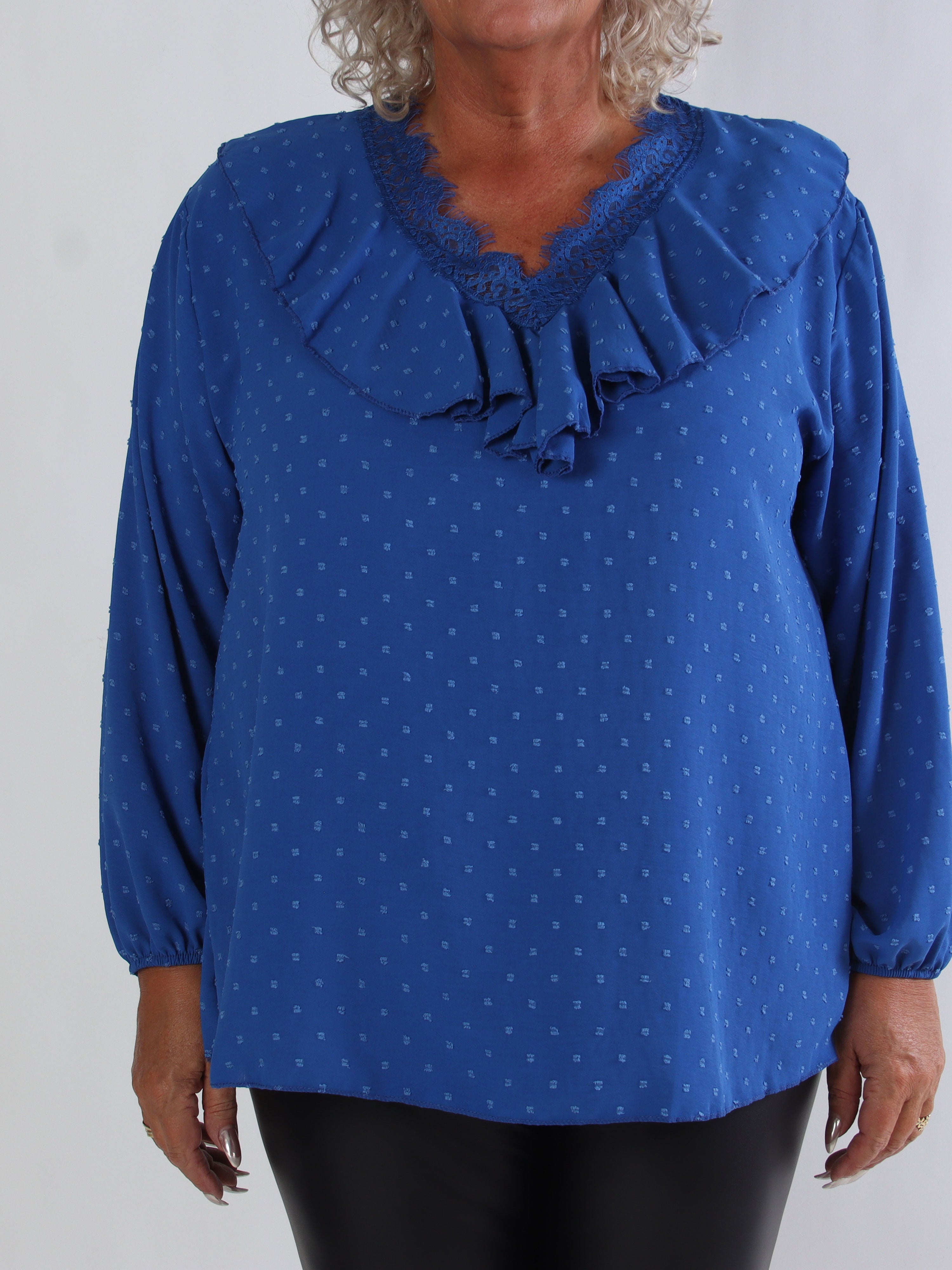 Sozan - Söt tunika med volanger och spetskant i ringningen