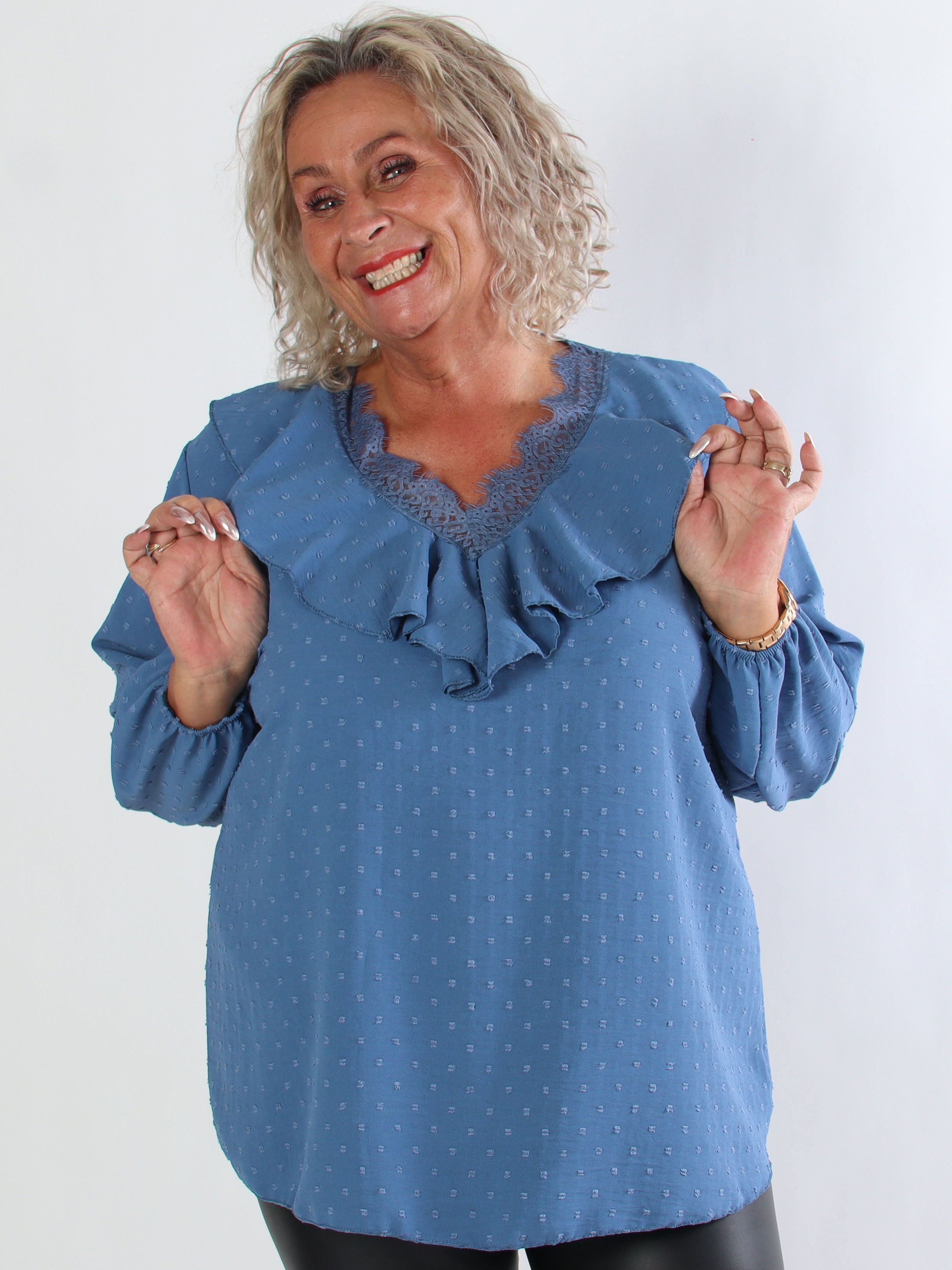 Sozan - Söt tunika med volanger och spetskant i ringningen