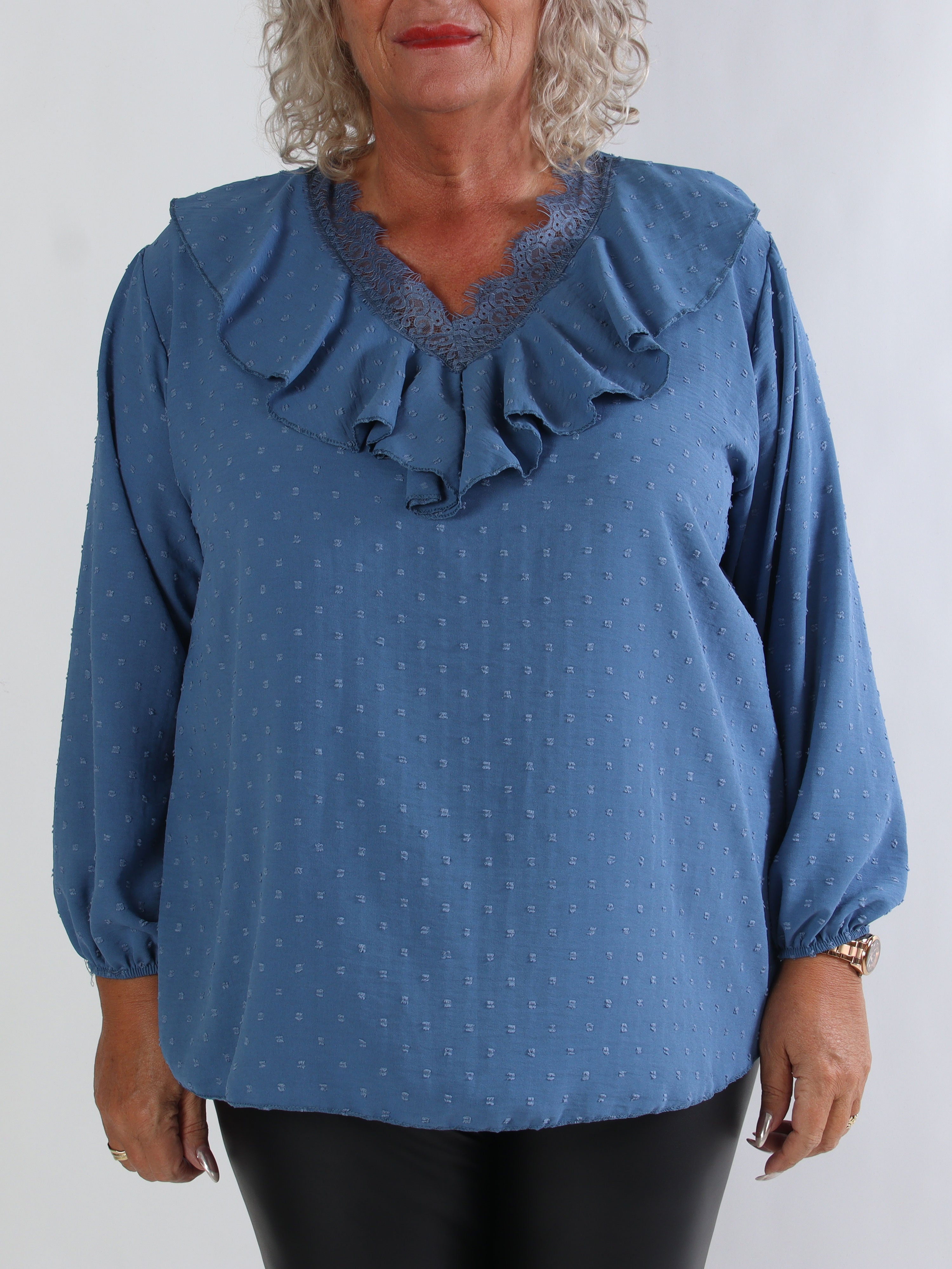 Sozan - Söt tunika med volanger och spetskant i ringningen