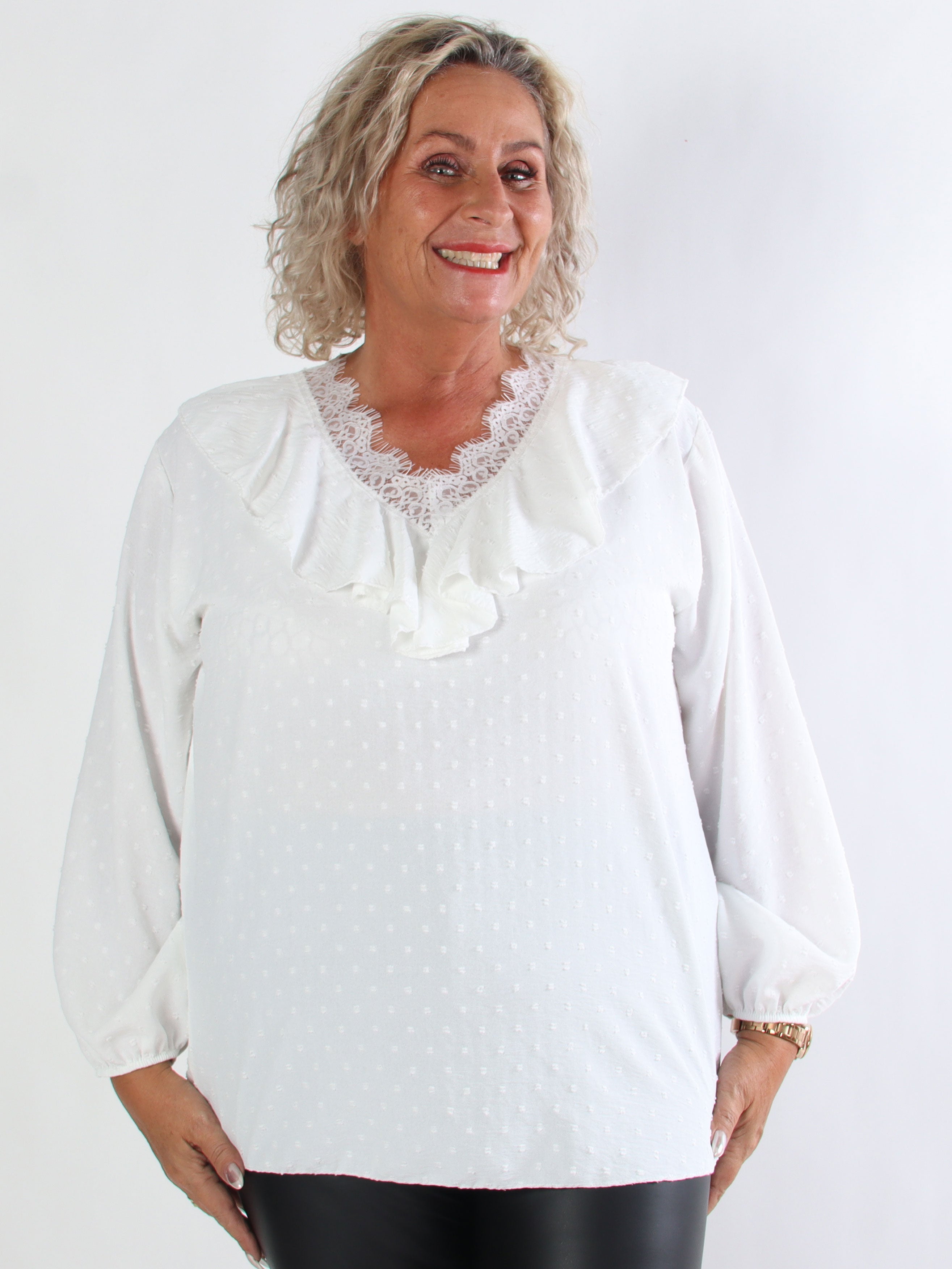 Sozan - Söt tunika med volanger och spetskant i ringningen