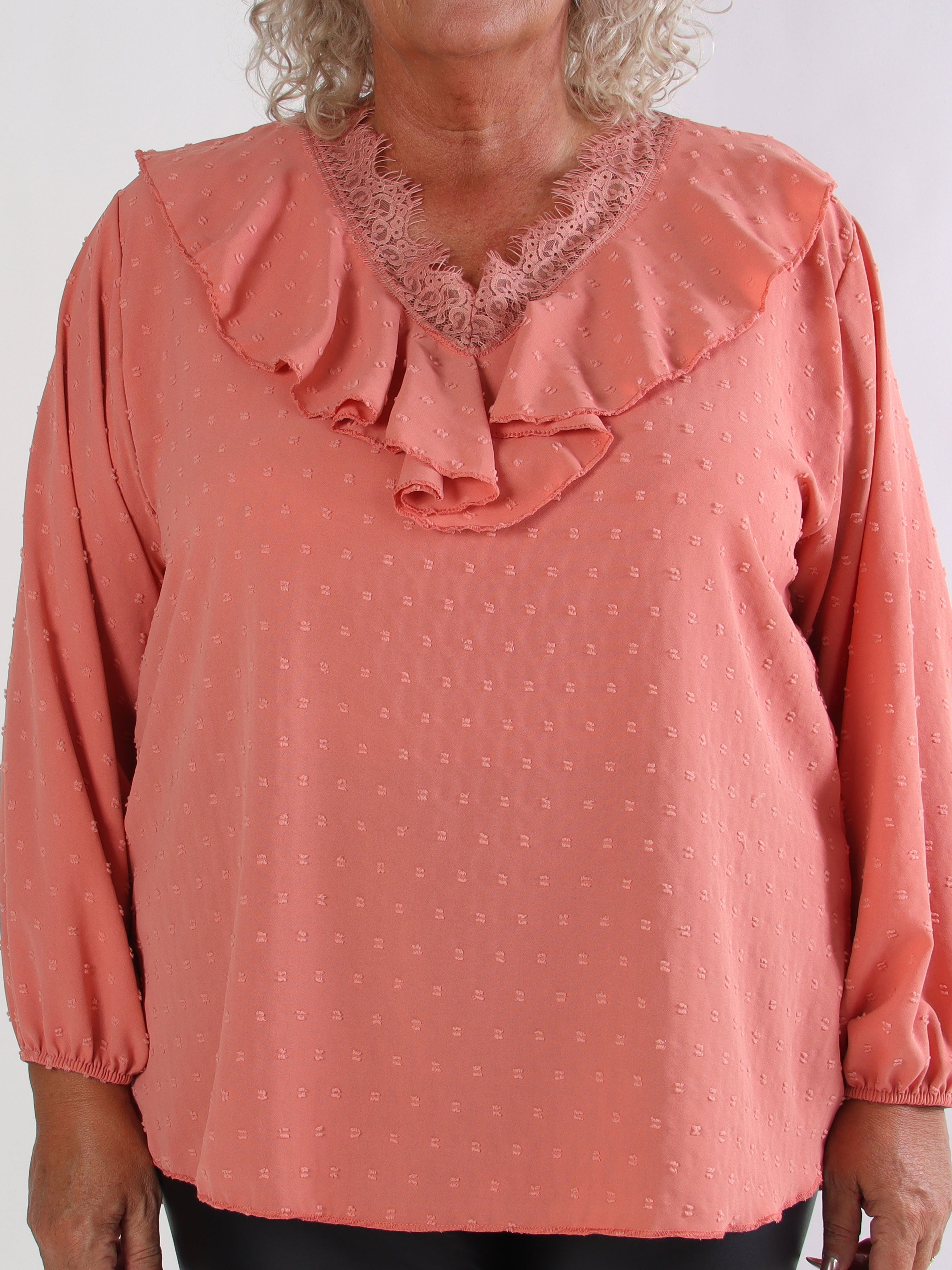 Sozan - Söt tunika med volanger och spetskant i ringningen