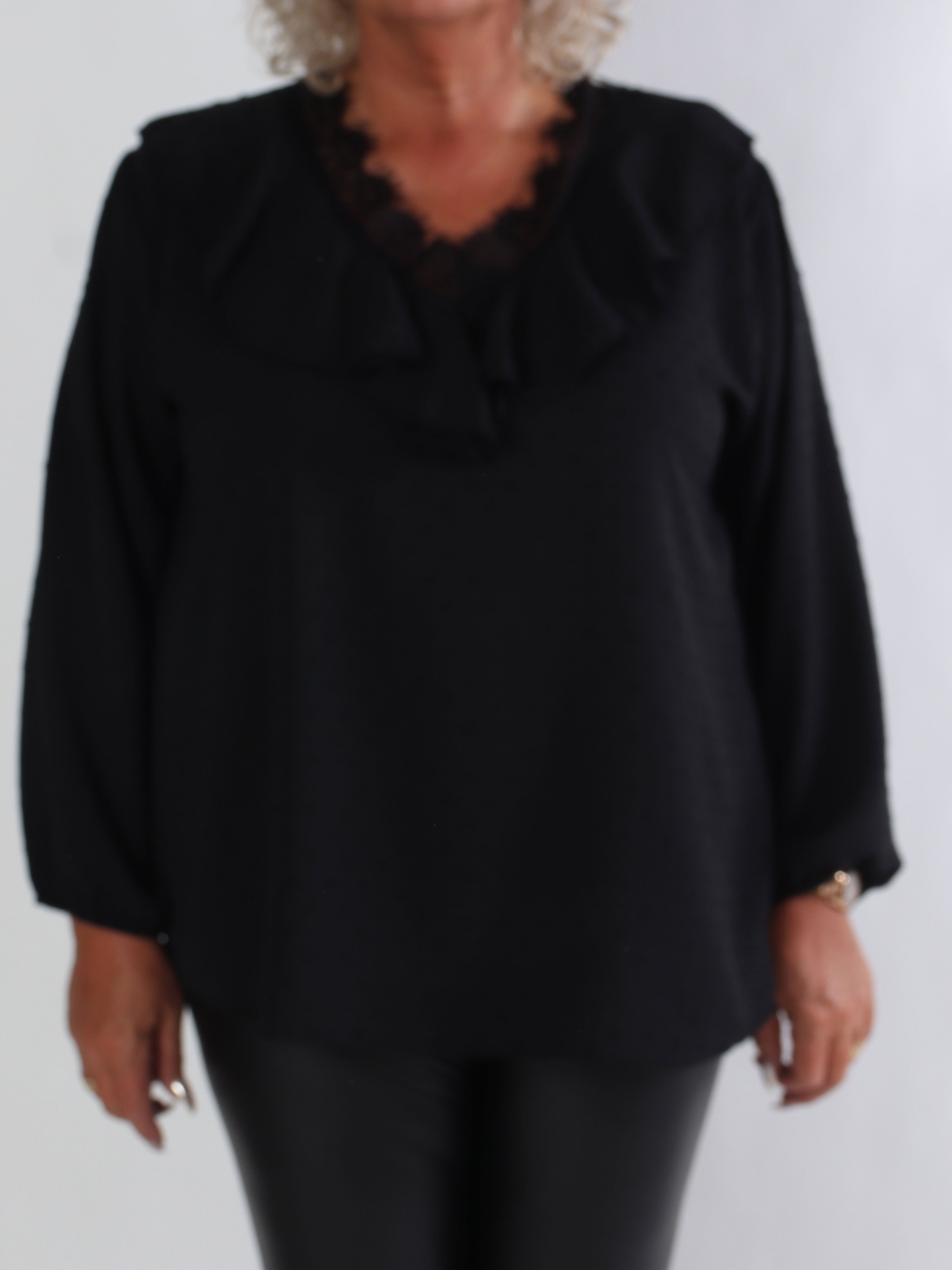 Sozan - Söt tunika med volanger och spetskant i ringningen