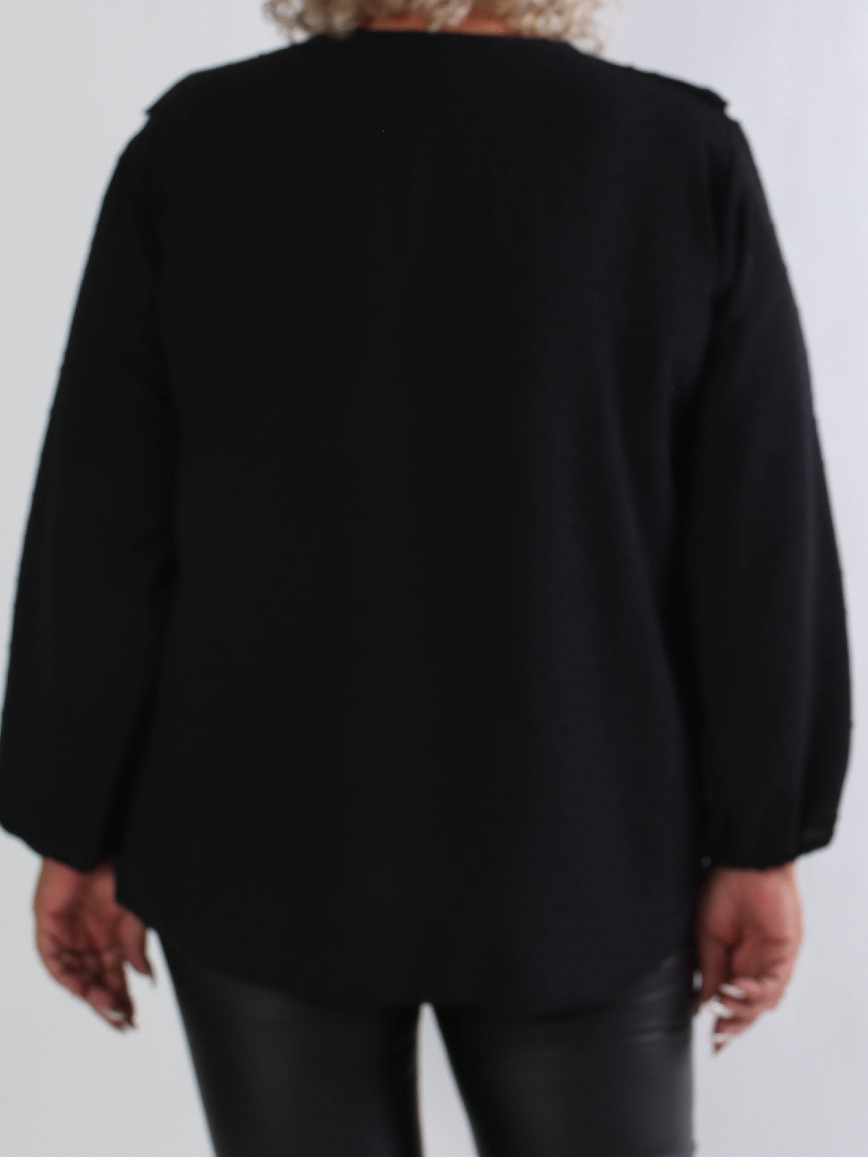 Sozan - Söt tunika med volanger och spetskant i ringningen