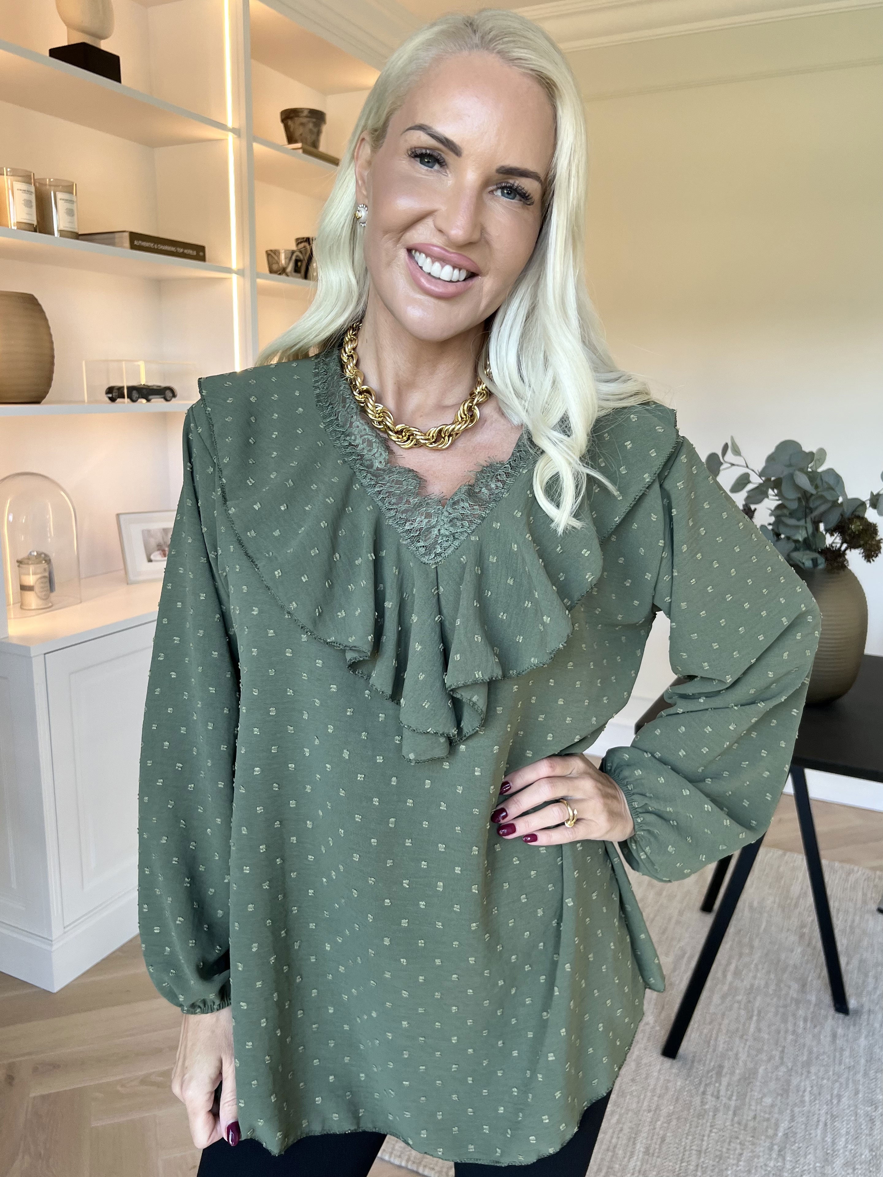 Sozan - Söt tunika med volanger och spetskant i ringningen