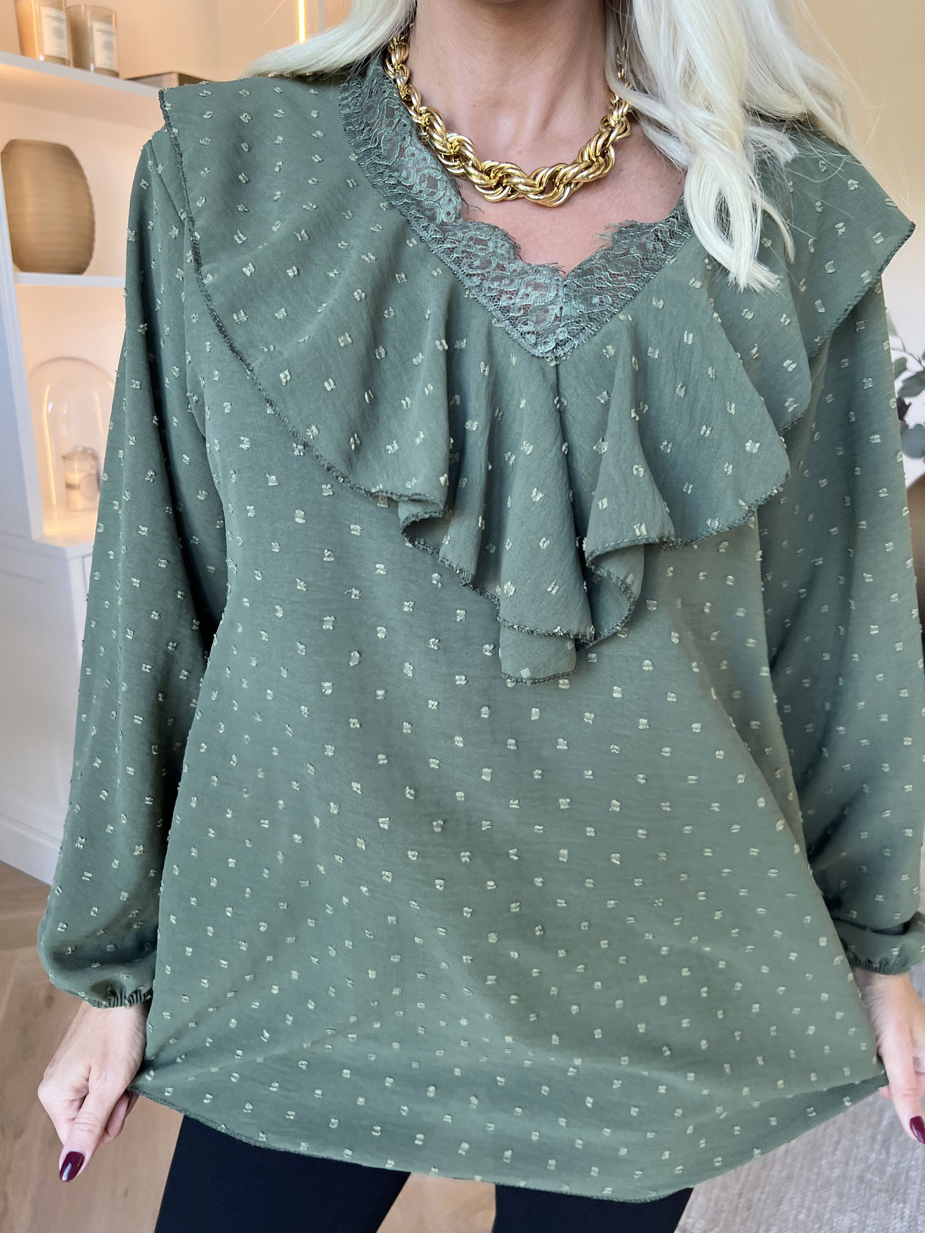 Sozan - Söt tunika med volanger och spetskant i ringningen