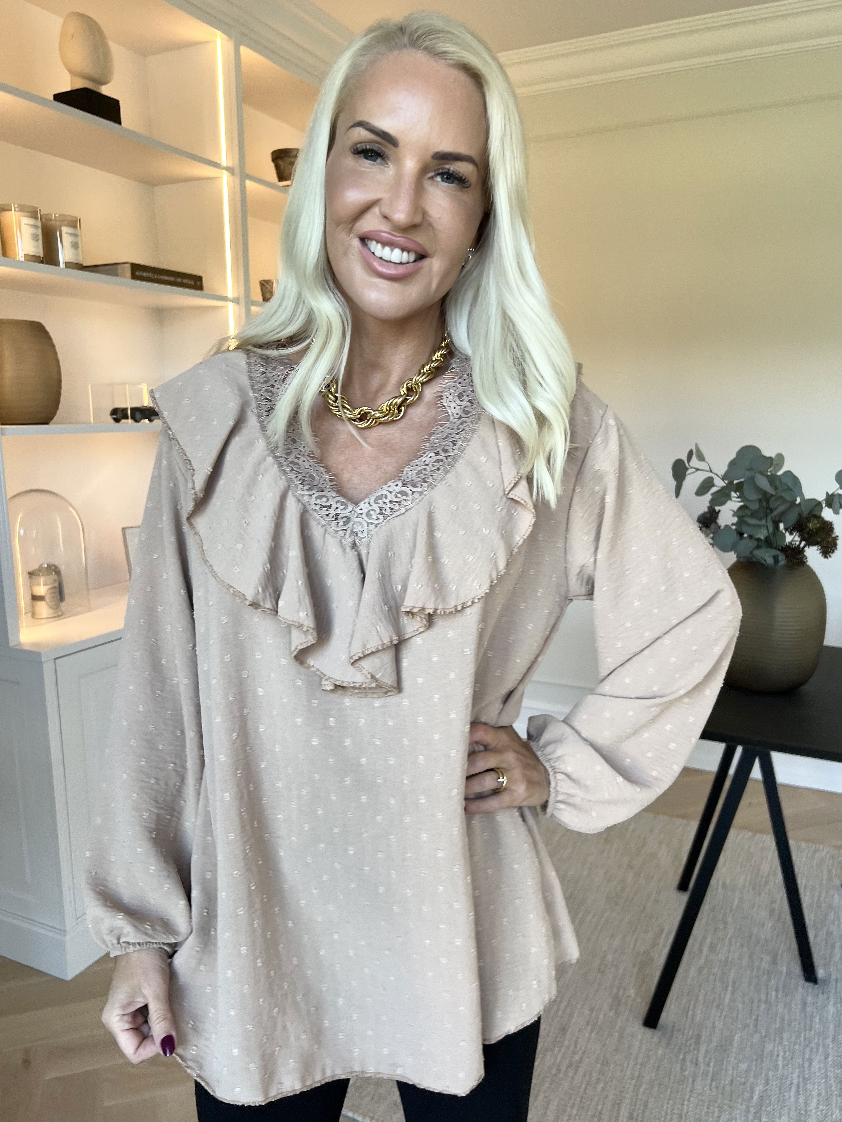 Sozan - Söt tunika med volanger och spetskant i ringningen