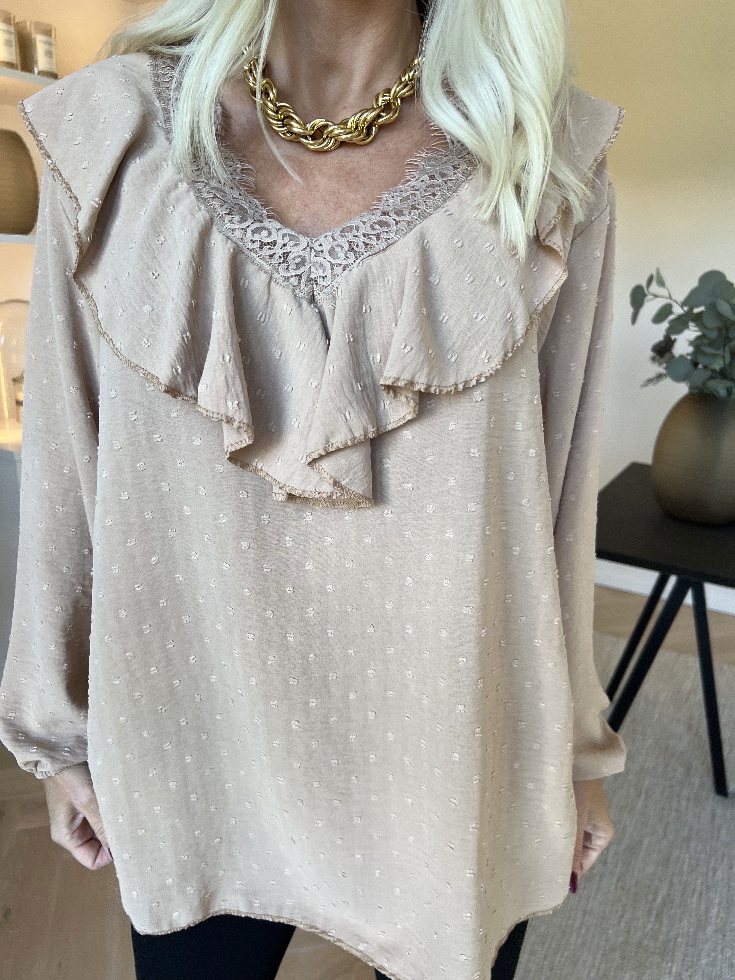 Sozan - Söt tunika med volanger och spetskant i ringningen