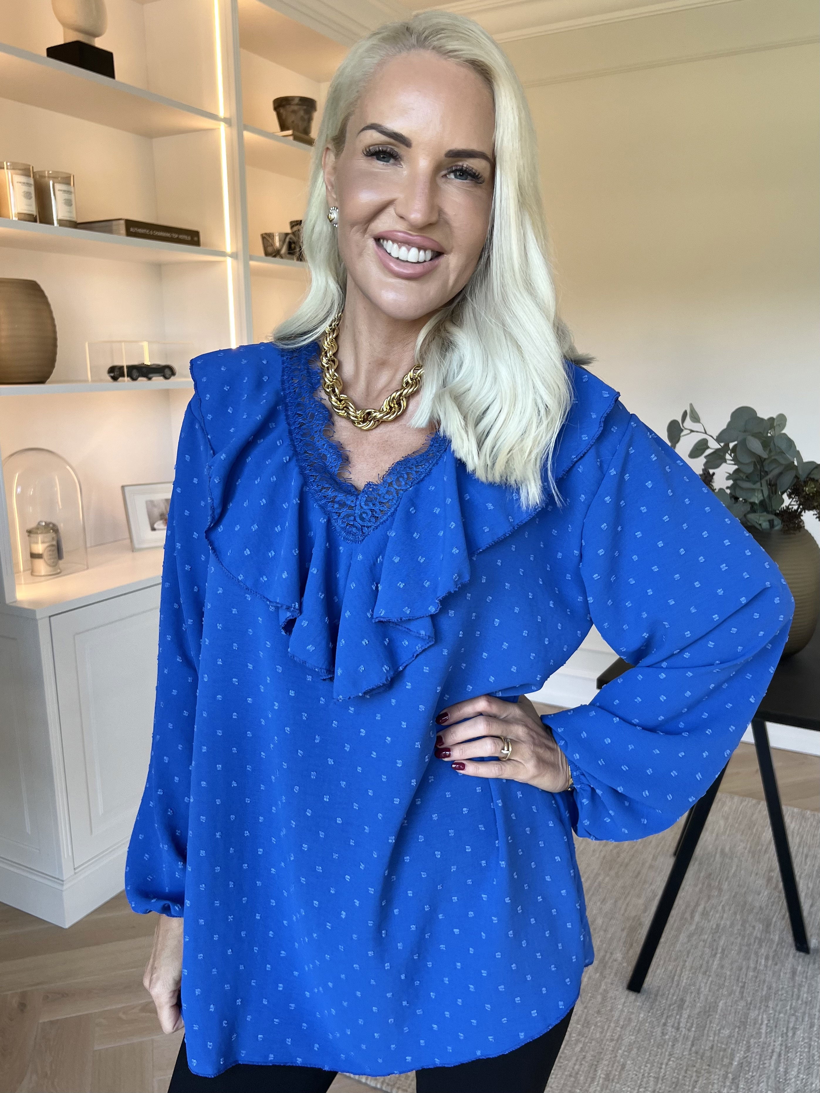 Sozan - Söt tunika med volanger och spetskant i ringningen