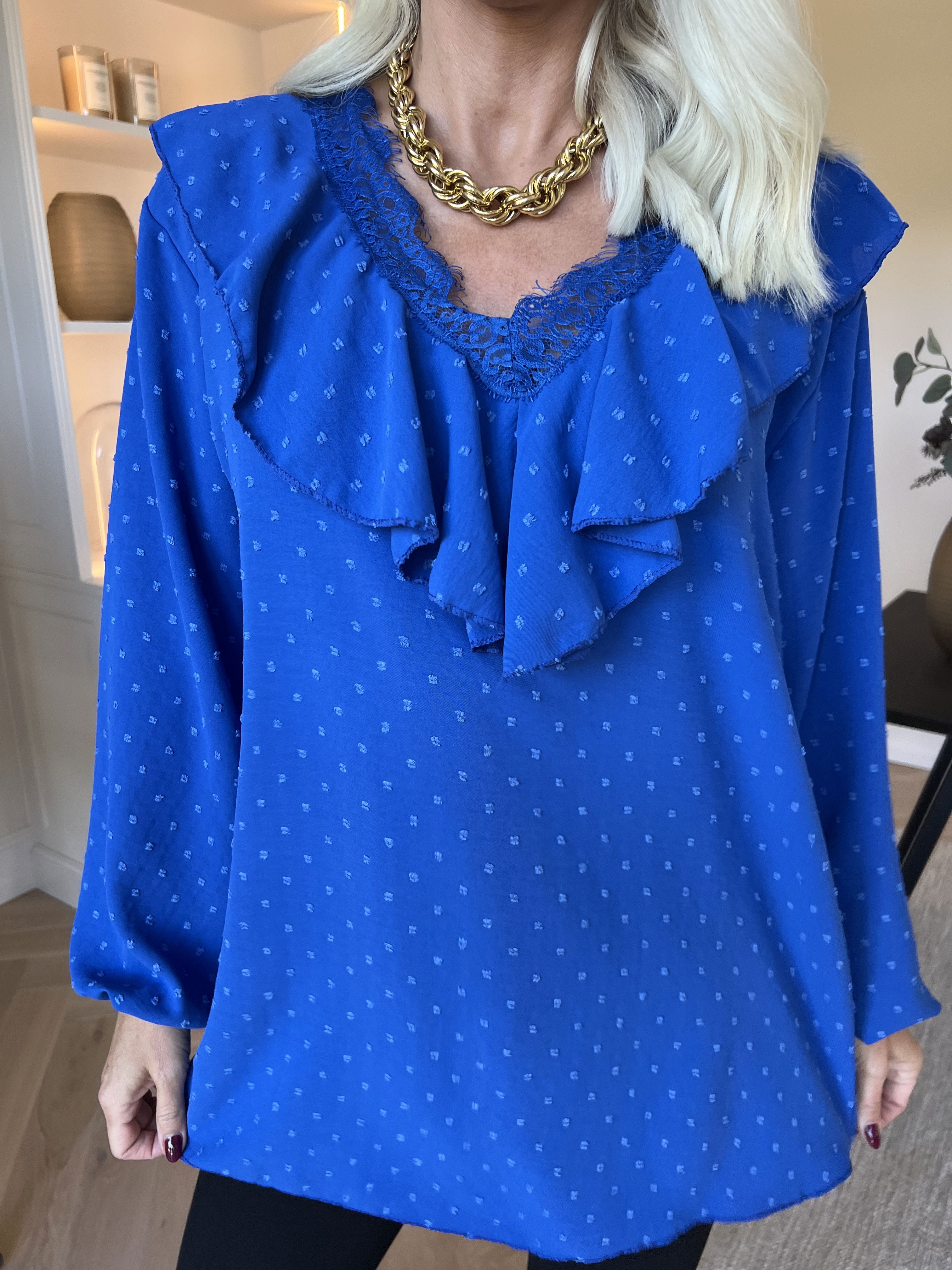 Sozan - Söt tunika med volanger och spetskant i ringningen