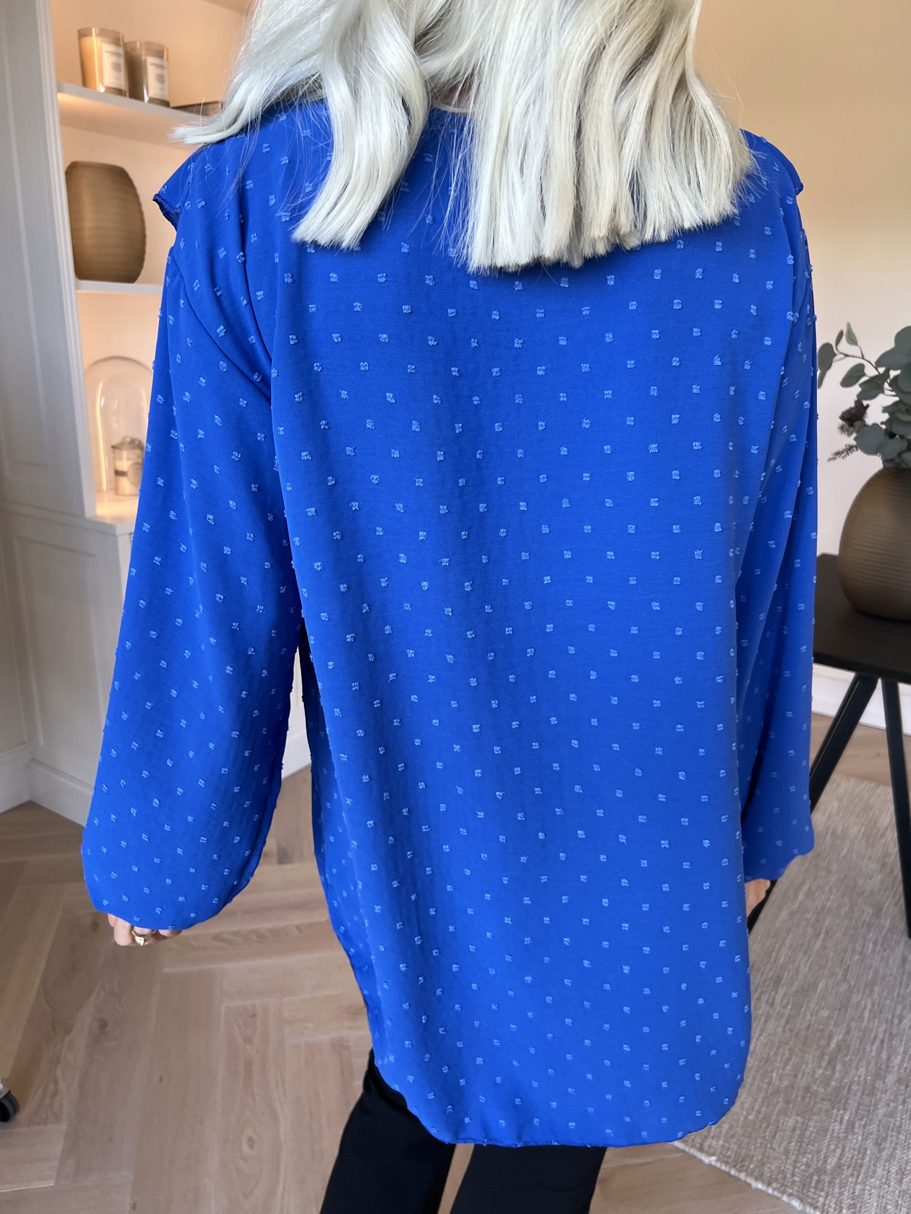 Sozan - Söt tunika med volanger och spetskant i ringningen