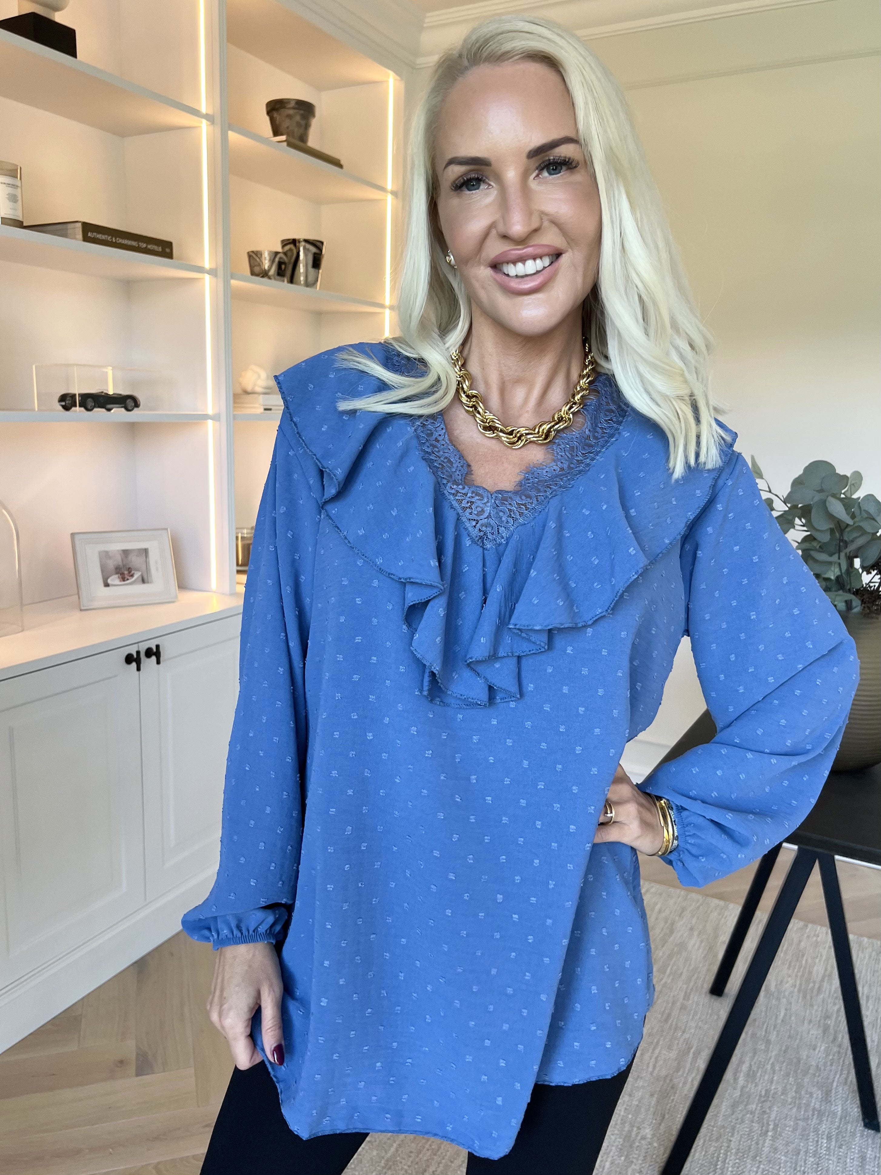 Sozan - Söt tunika med volanger och spetskant i ringningen