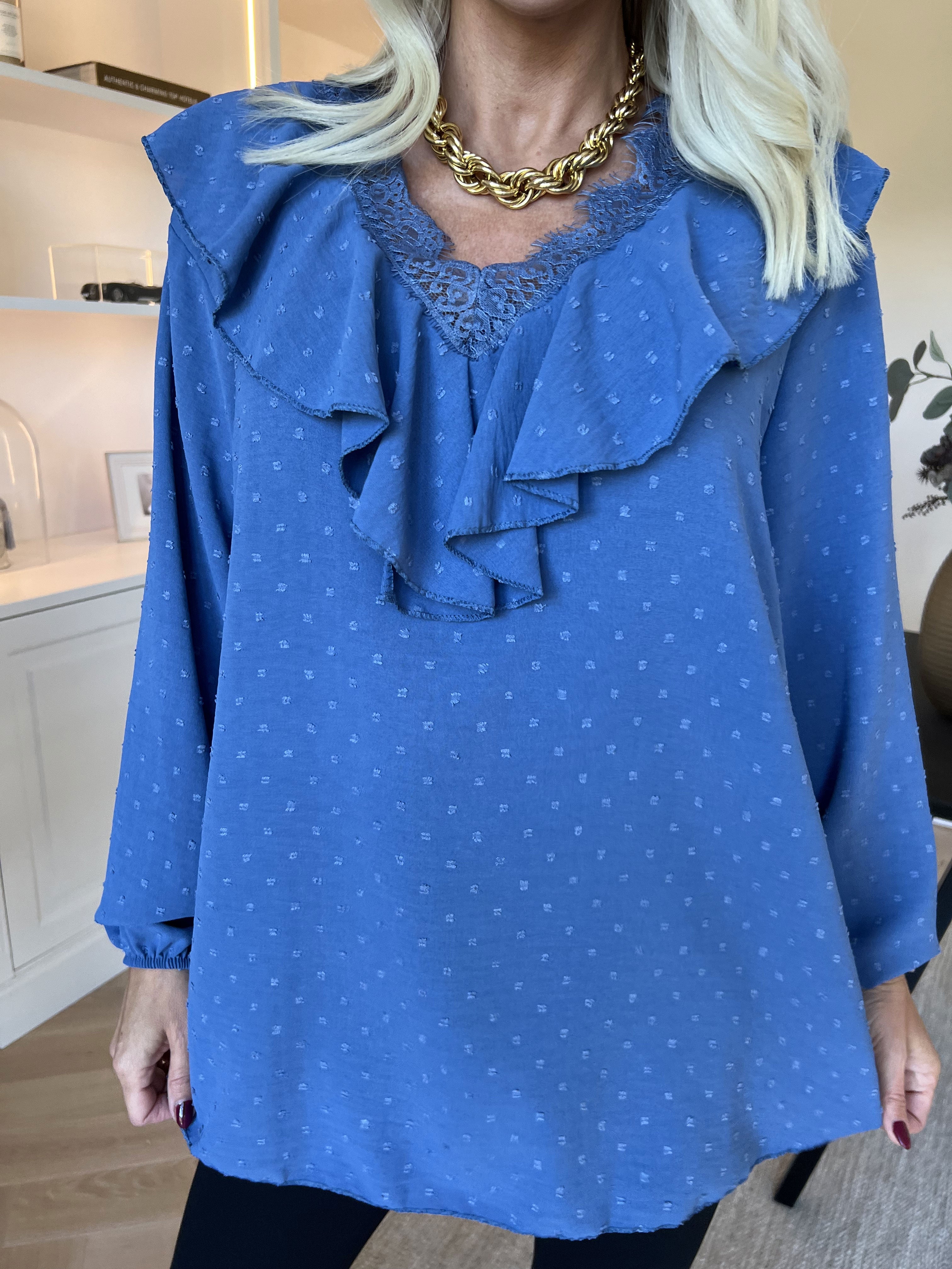 Sozan - Söt tunika med volanger och spetskant i ringningen