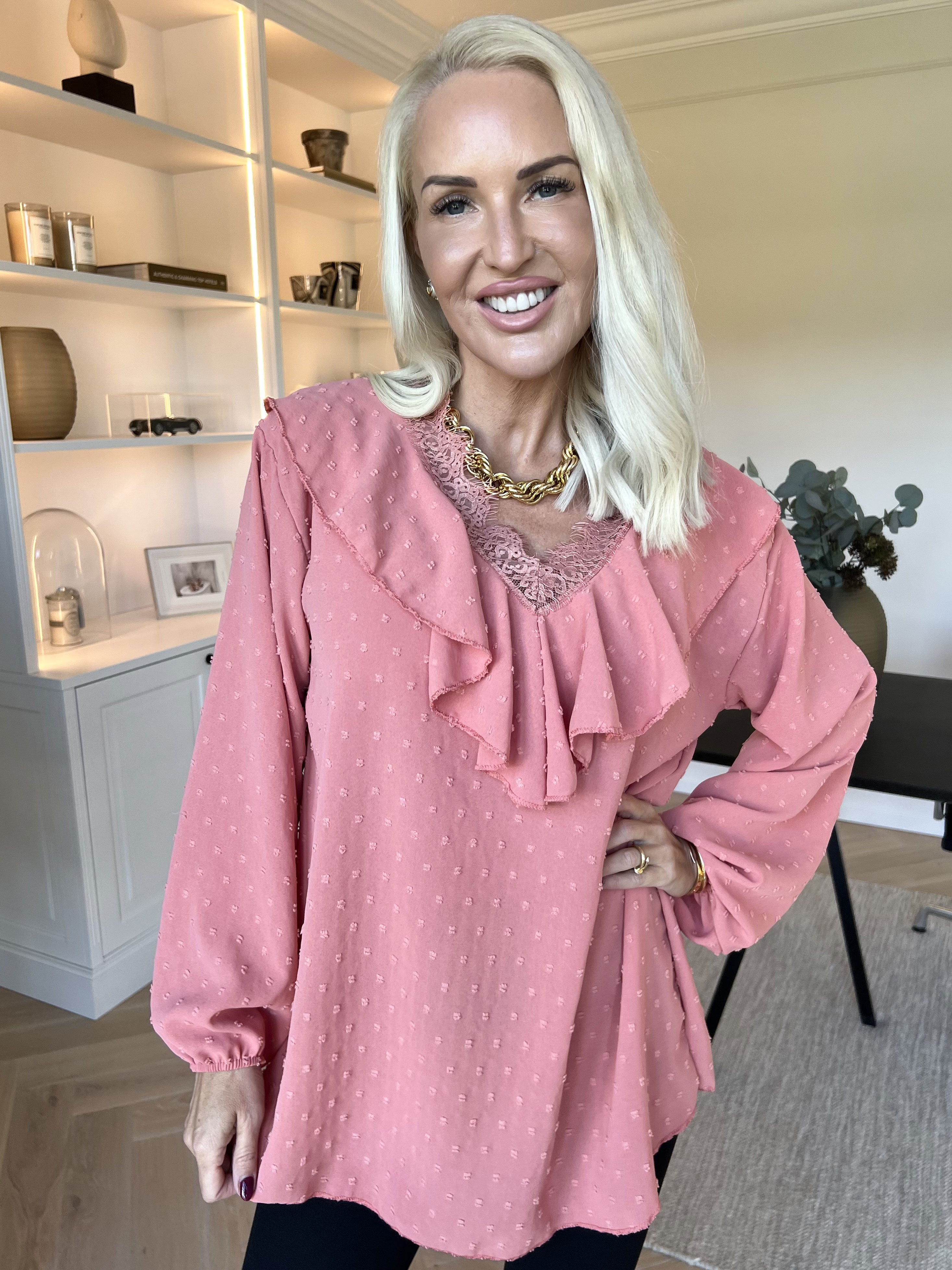 Sozan - Söt tunika med volanger och spetskant i ringningen