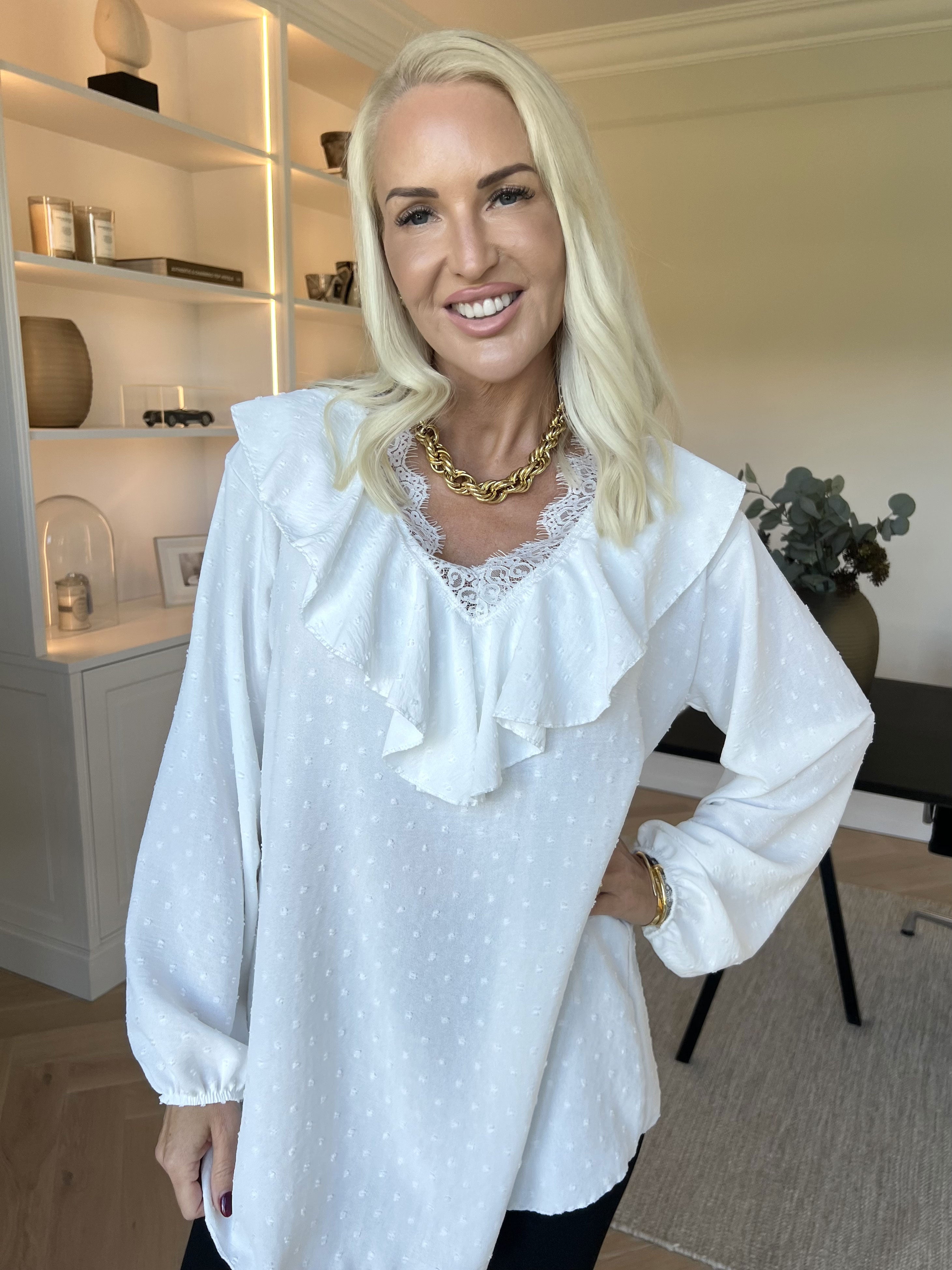 Sozan - Söt tunika med volanger och spetskant i ringningen