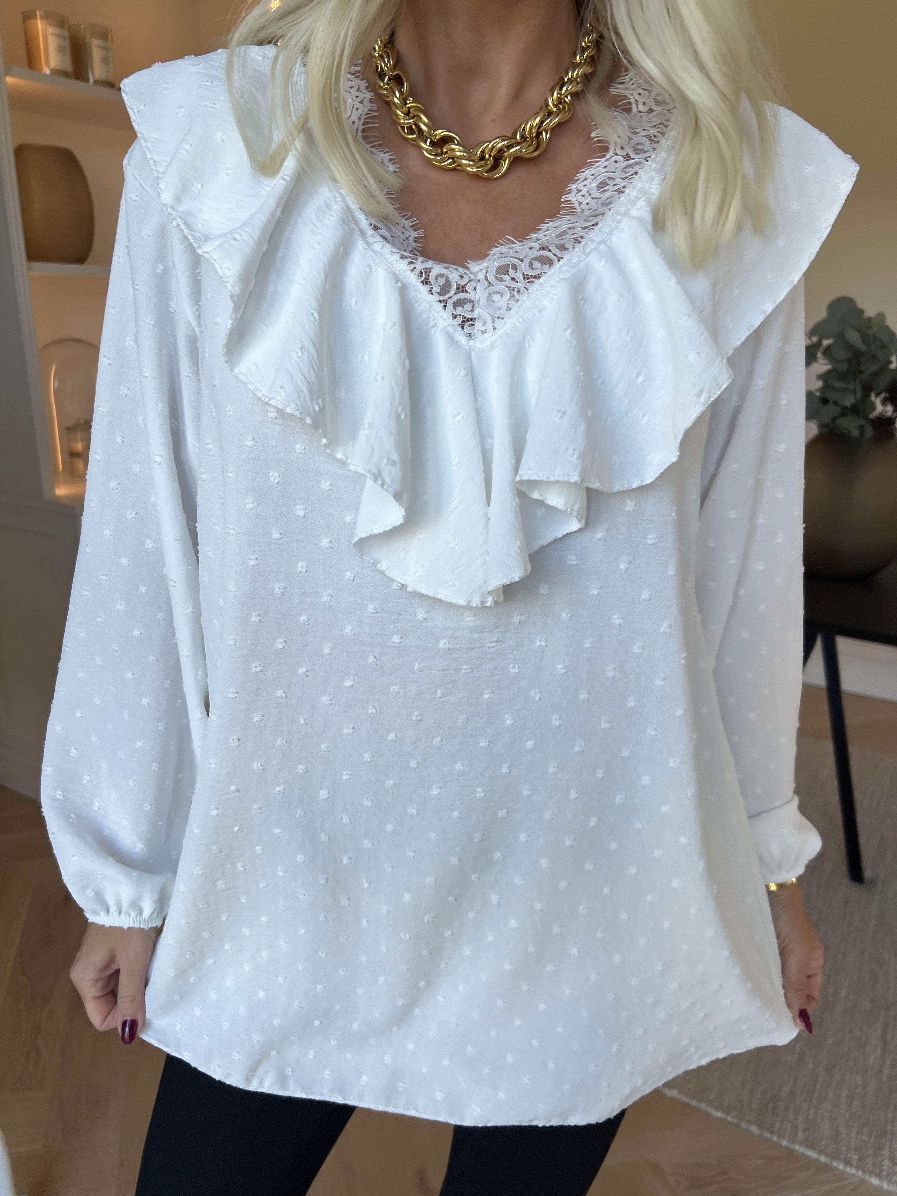 Sozan - Söt tunika med volanger och spetskant i ringningen