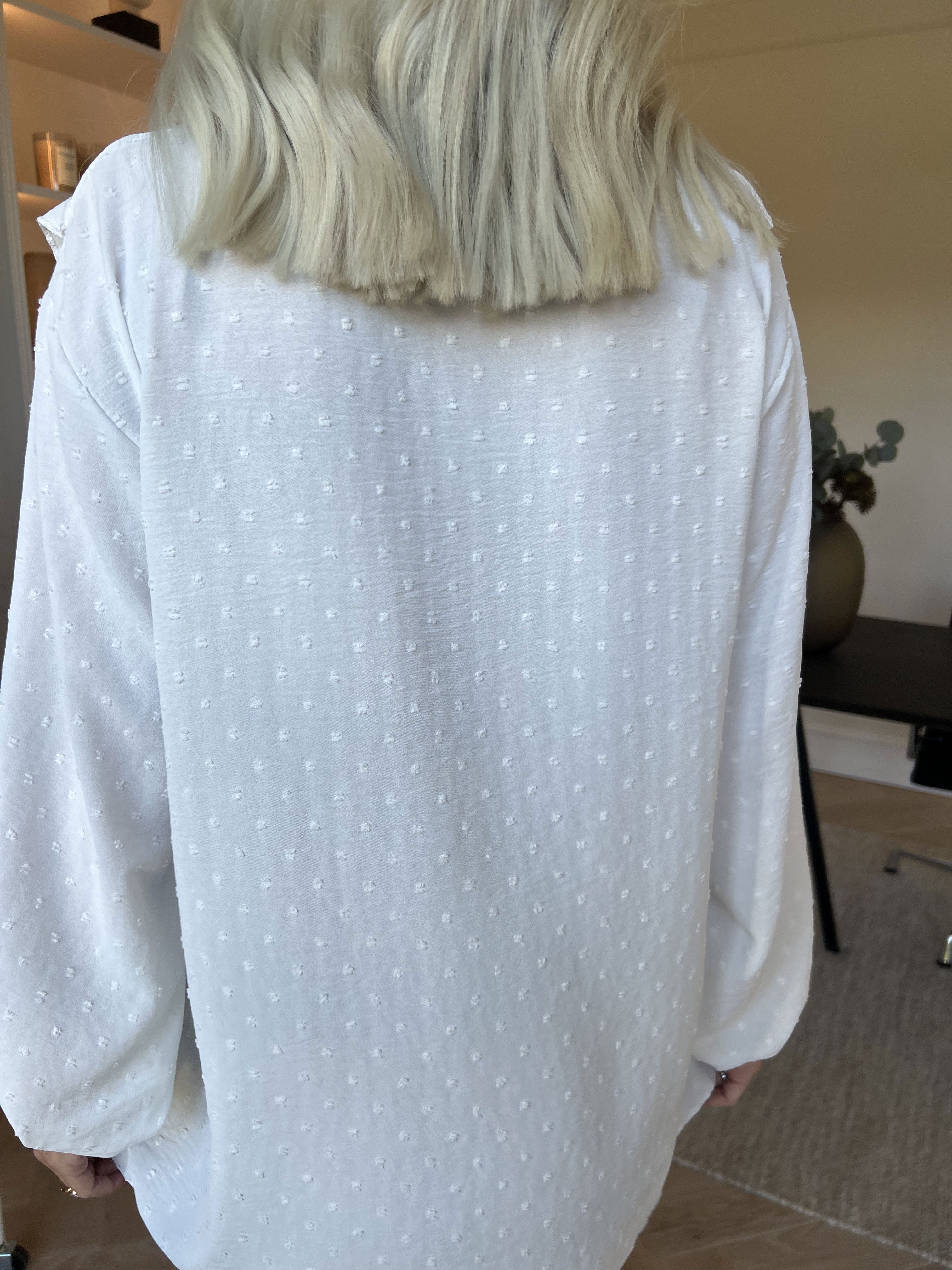 Sozan - Söt tunika med volanger och spetskant i ringningen