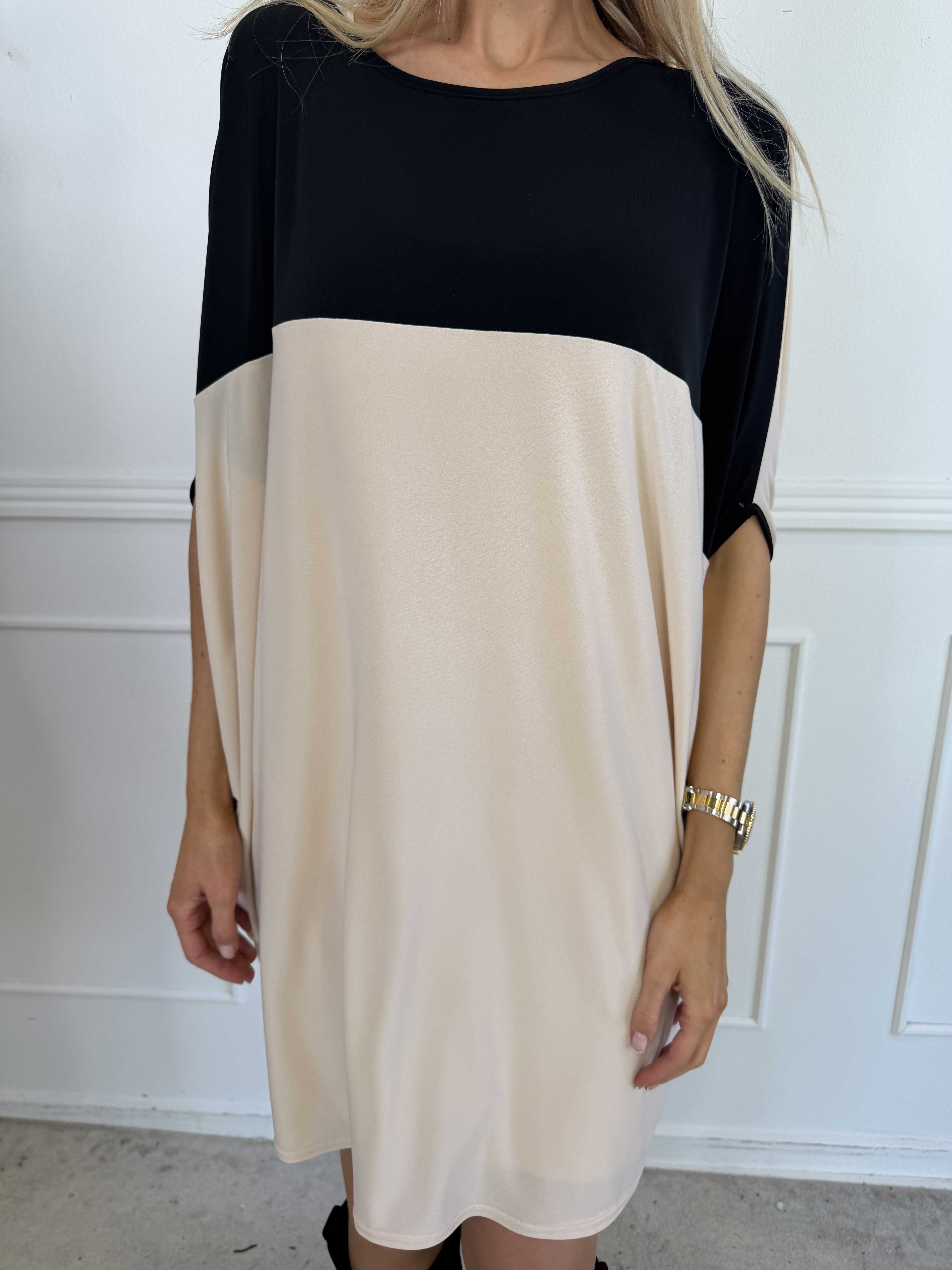 Spencer - Tvåfärgad stretchig tunikaklänning med fladdermusärmar