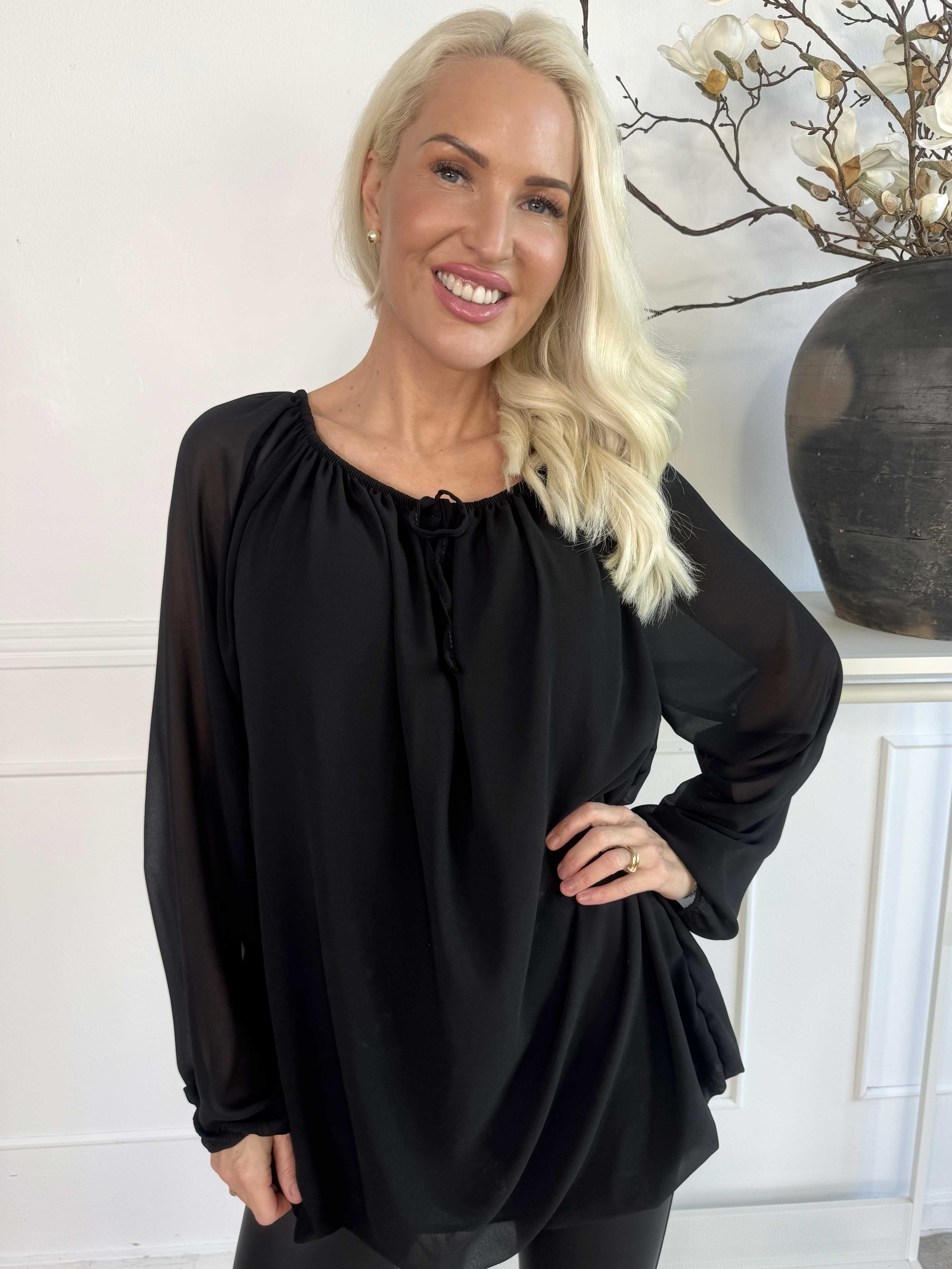 Stef - Fin tunika i chiffonglager med resår i nederkanten