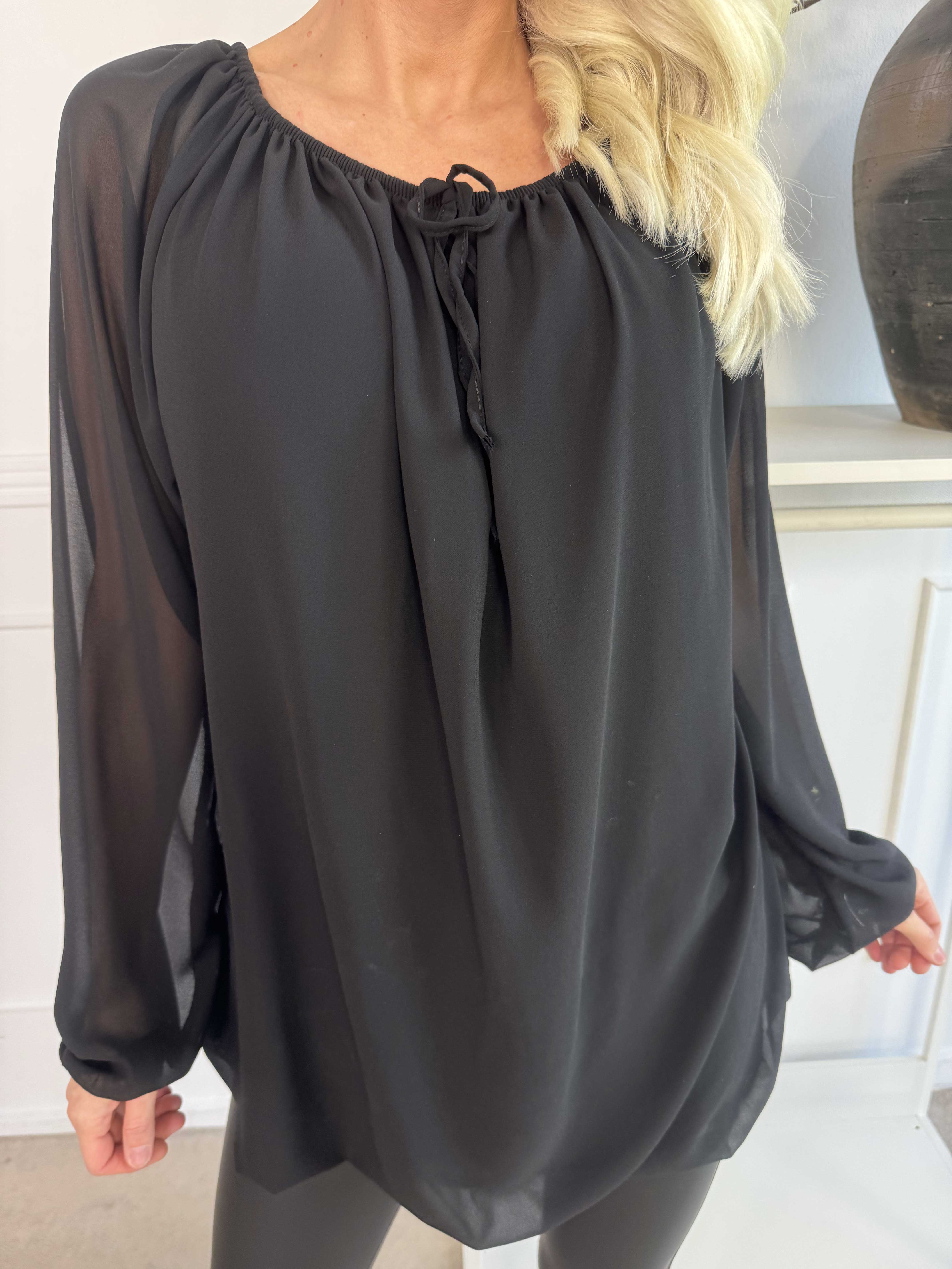 Stef - Fin tunika i chiffonglager med resår i nederkanten