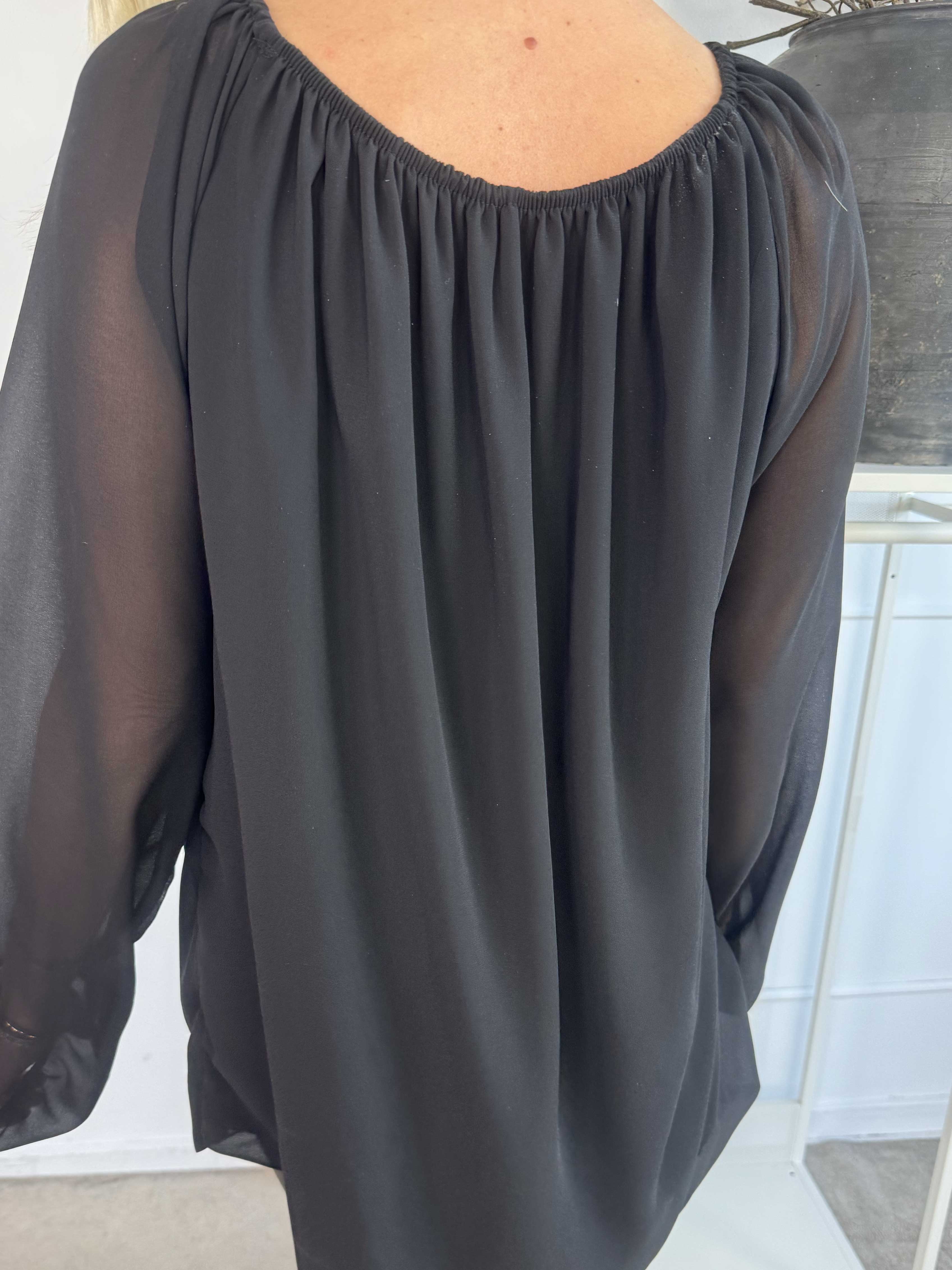 Stef - Fin tunika i chiffonglager med resår i nederkanten