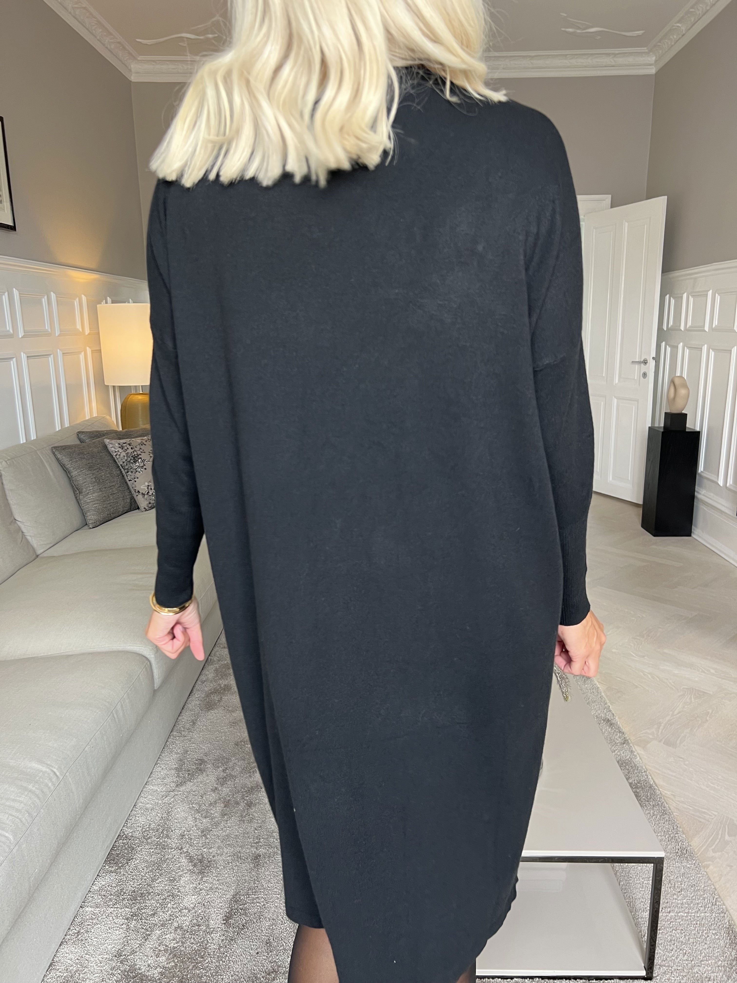 Stefania - Bekväm stickad klänning utsmyckad med pärlor