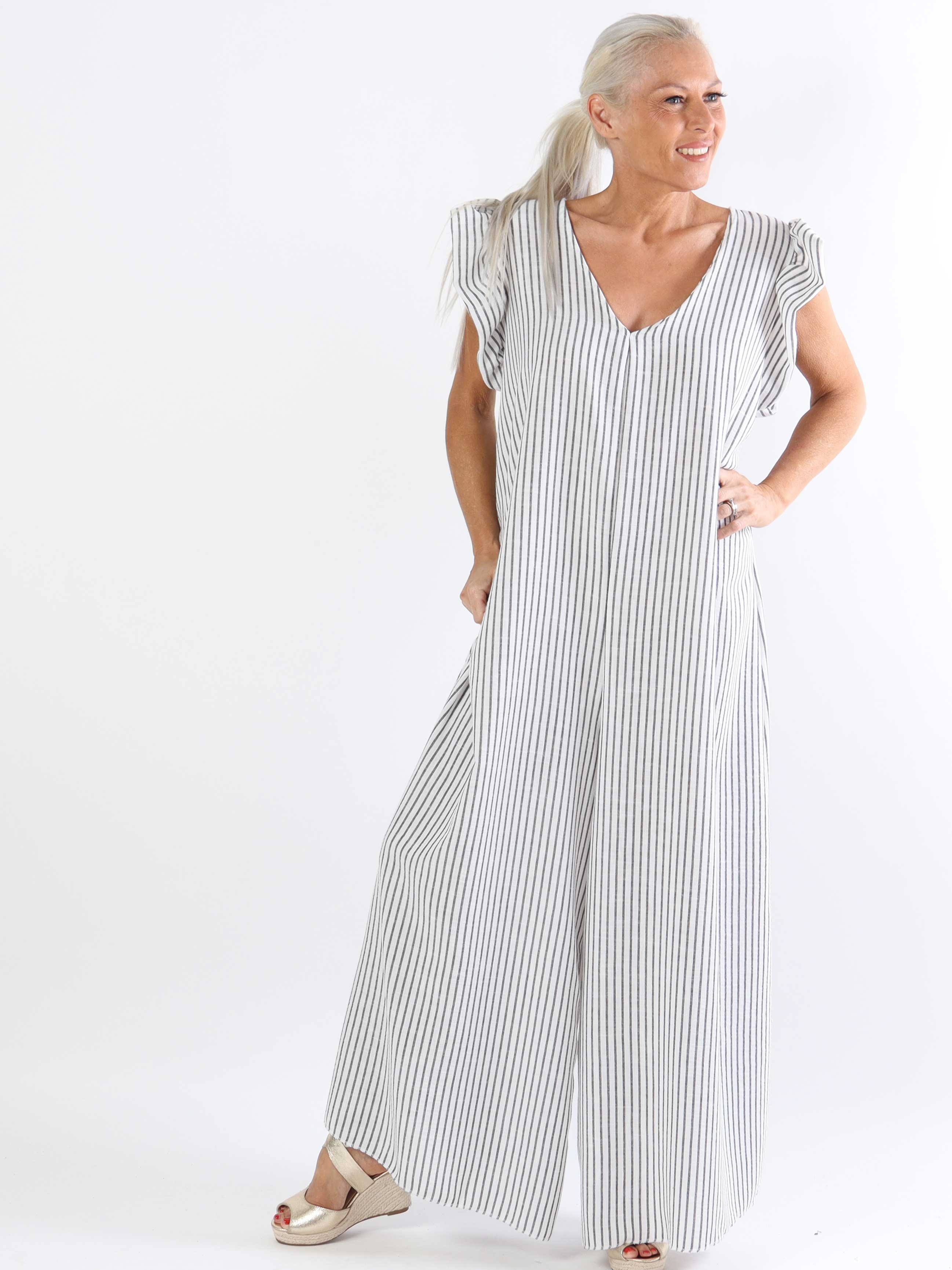 Steffy - Söt randig jumpsuit i plusstorlek med volangärmar