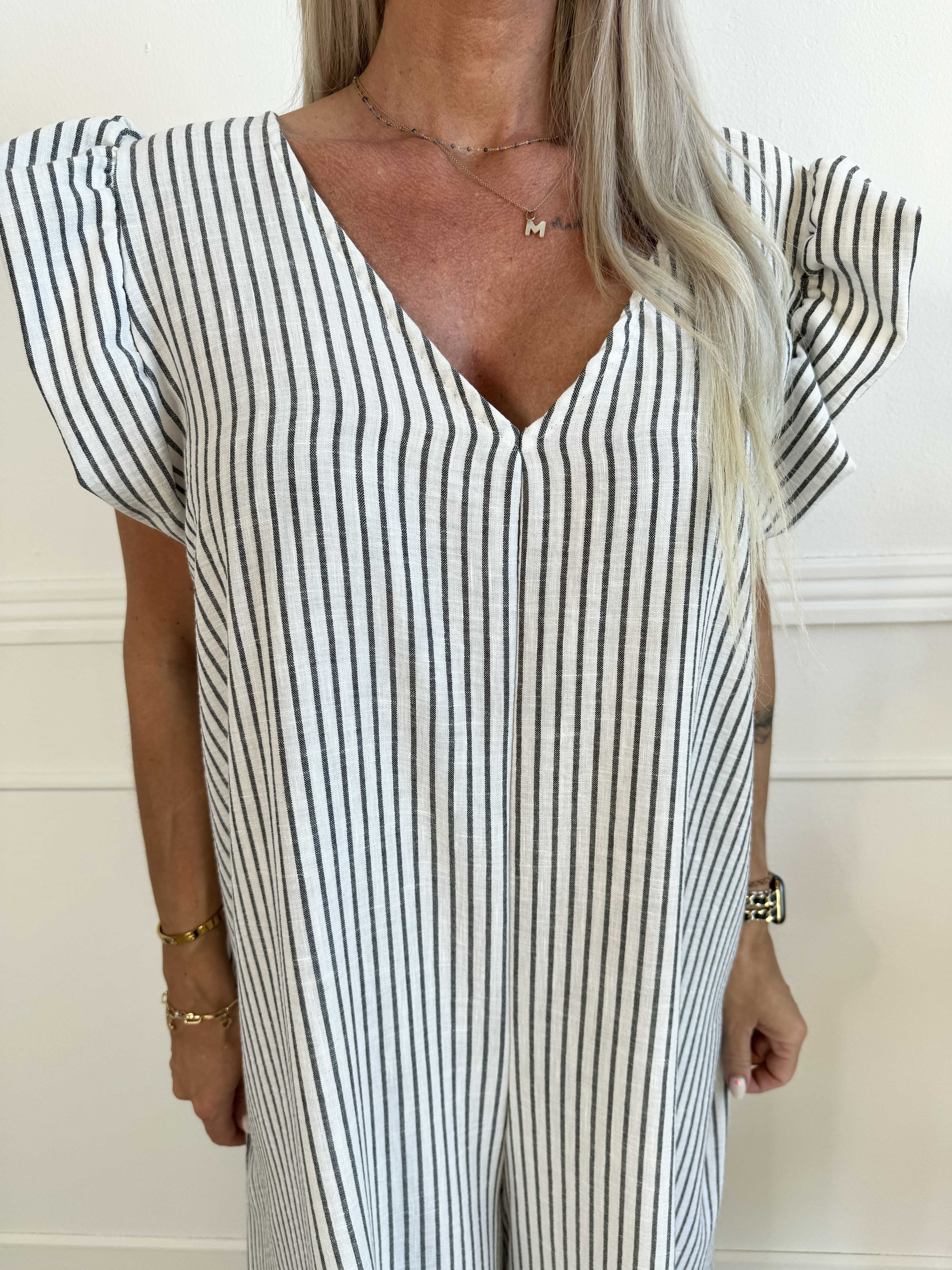 Steffy - Söt randig jumpsuit med volangärmar