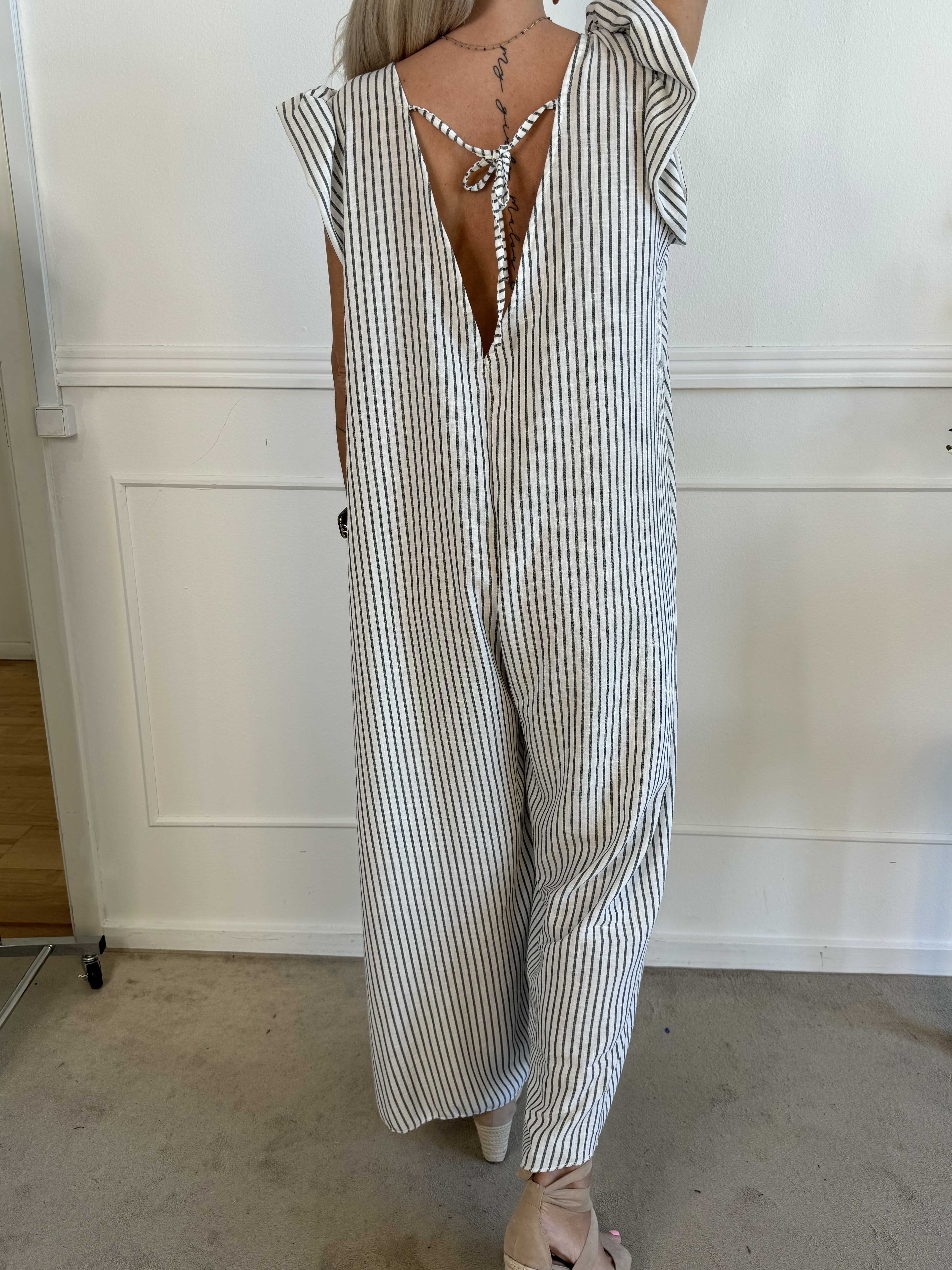 Steffy - Söt randig jumpsuit med volangärmar