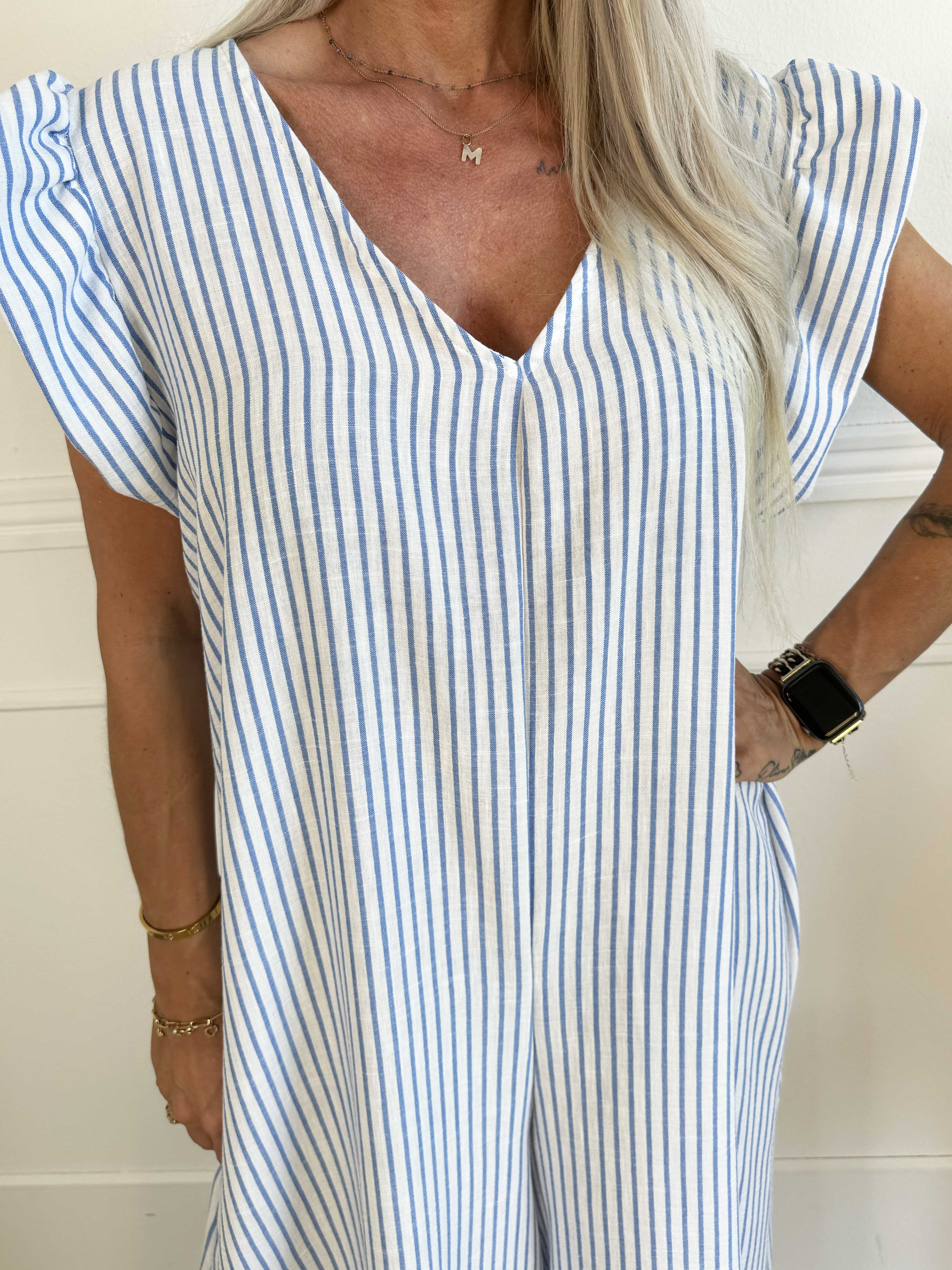 Steffy - Söt randig jumpsuit med volangärmar