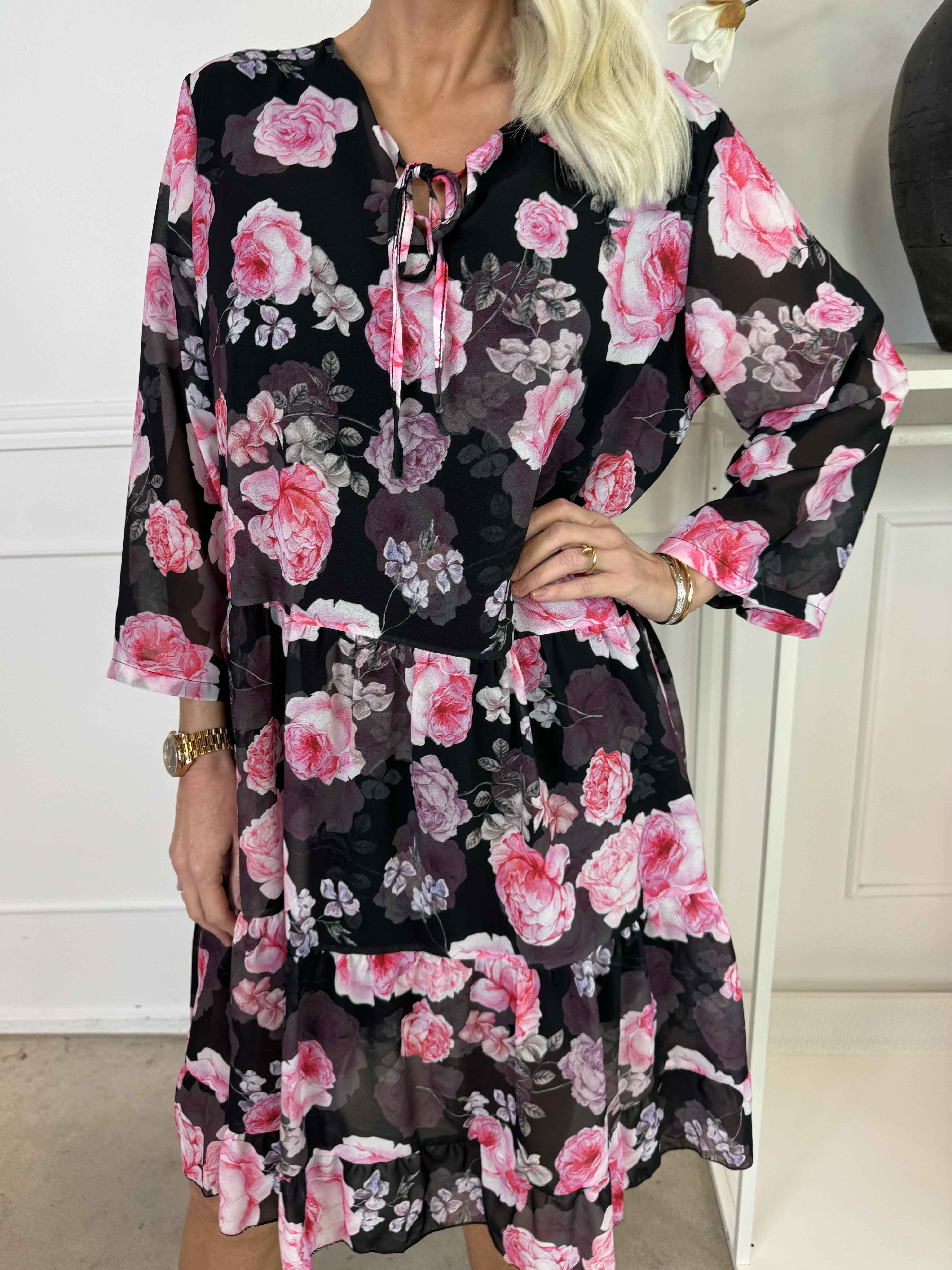 Stella - Blommig chiffongklänning med underkjol i viskos