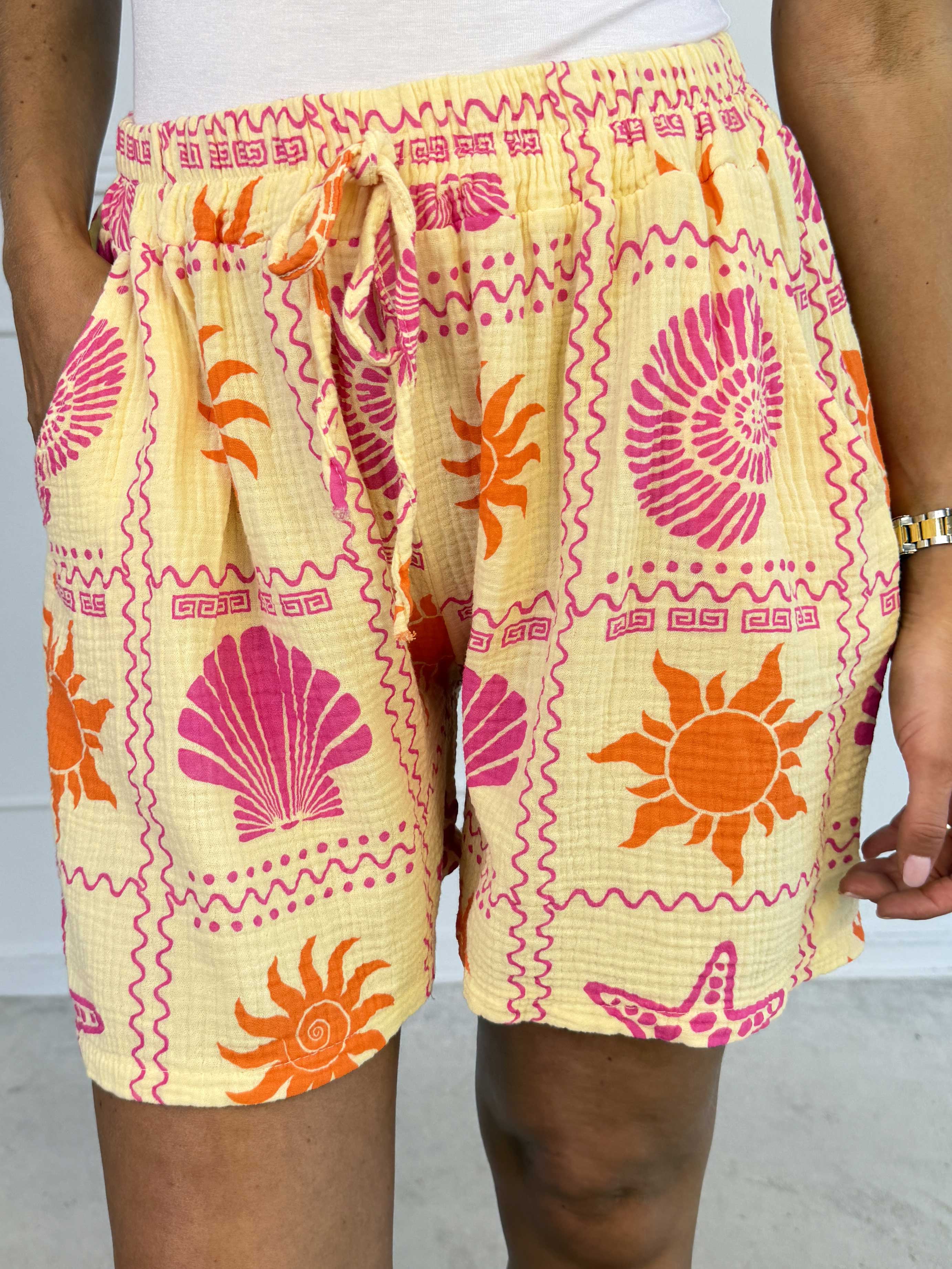 Stevie Summer - Bløde shorts i bomulds musselin-stof med sommermotiver