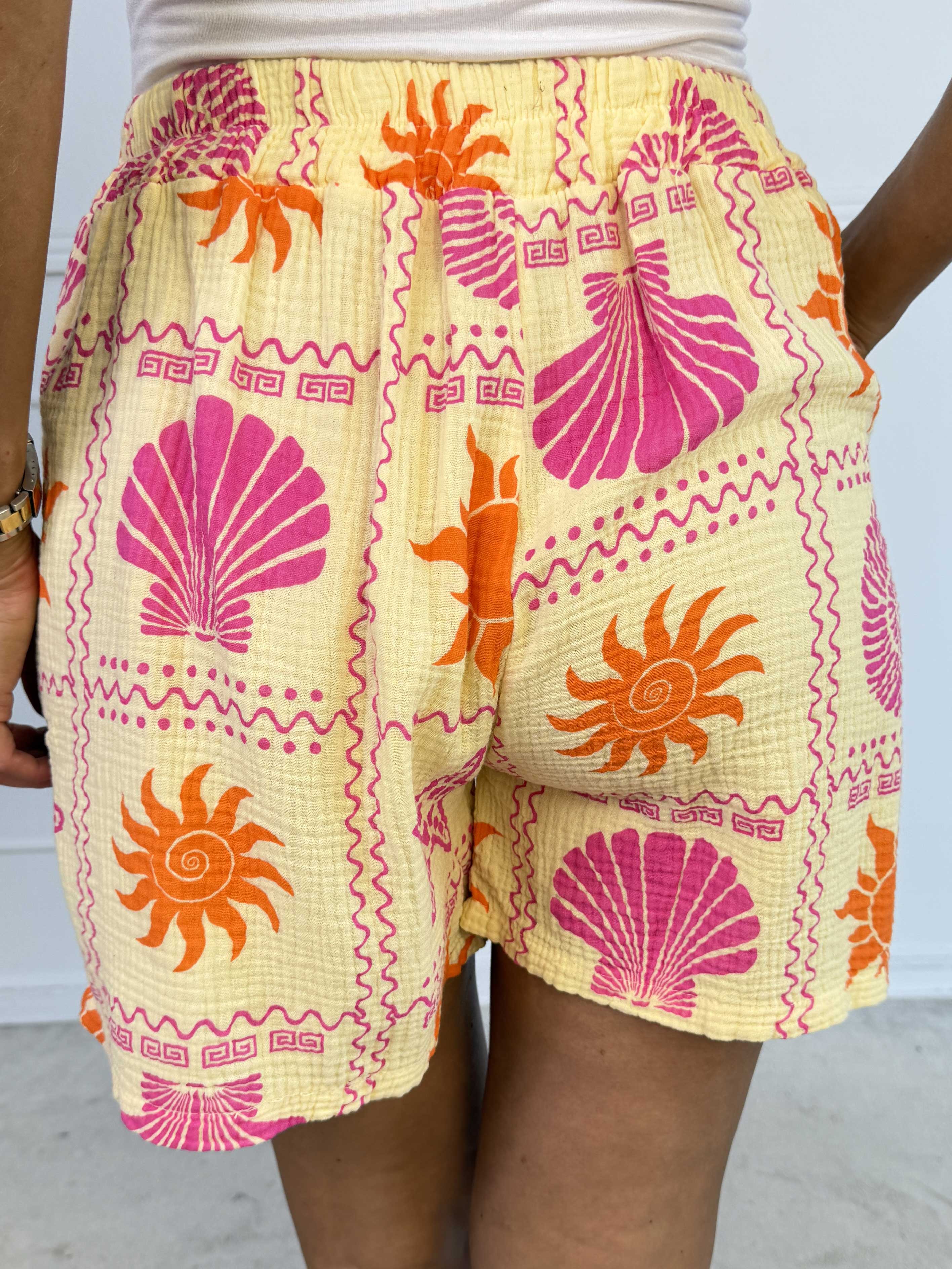 Stevie Summer - Bløde shorts i bomulds musselin-stof med sommermotiver