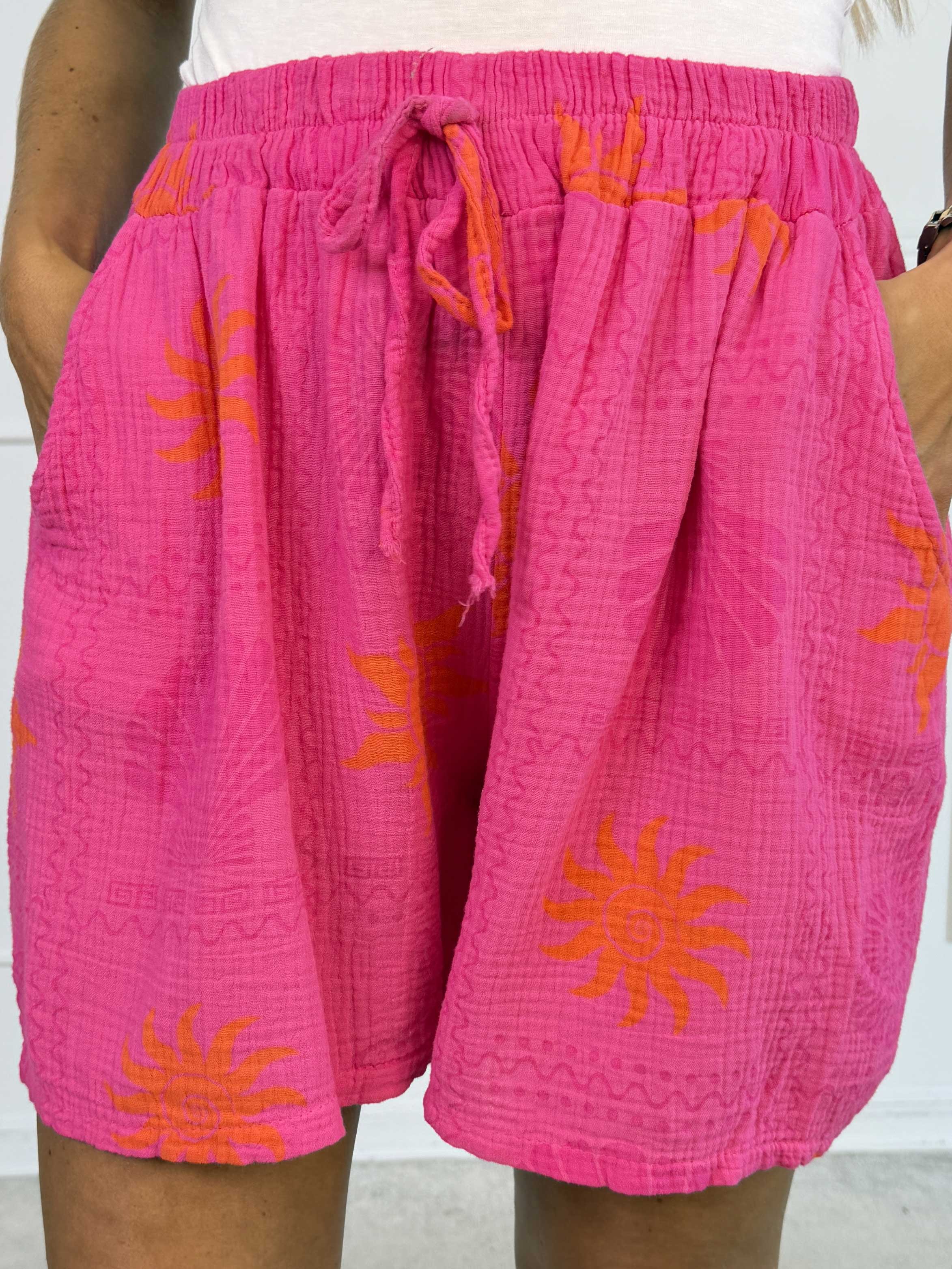 Stevie Summer - Plus size shorts i bomulds musselin-stof med sommermotiver