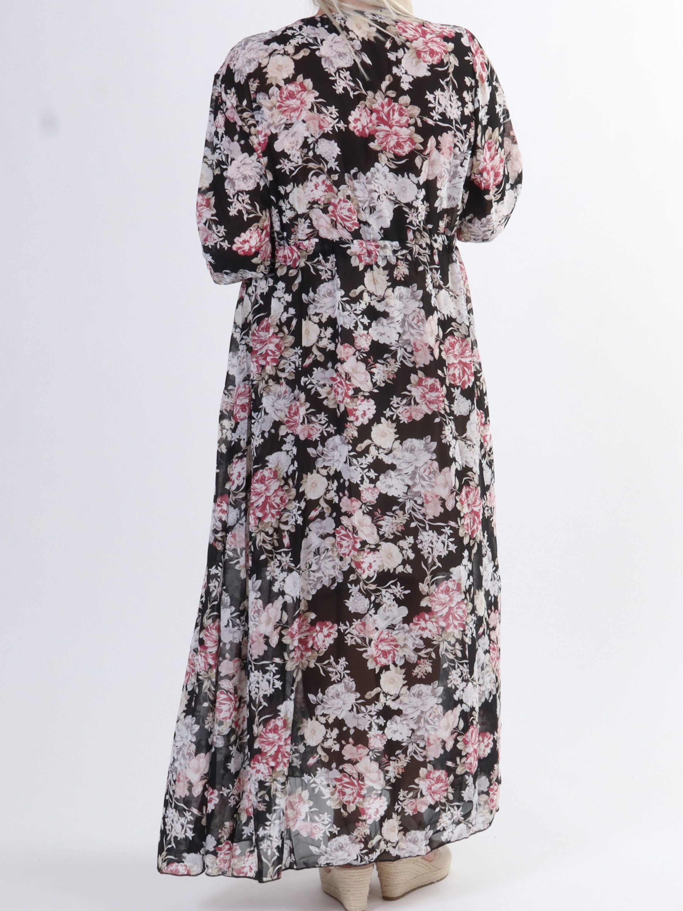 Stine - Söt lång kimono i plus size med blommigt mönster