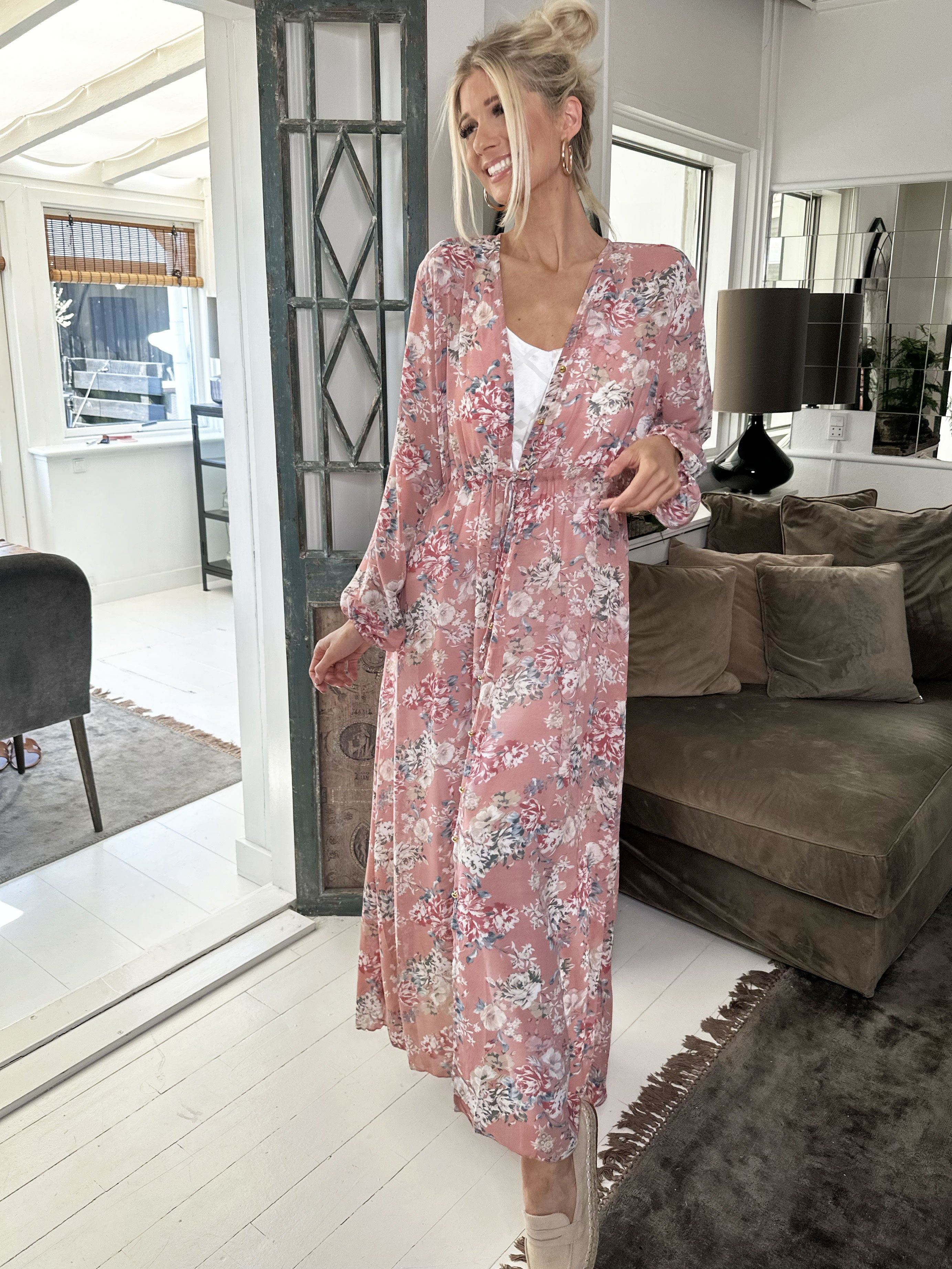 Stine - Söt lång kimono med blommigt tryck