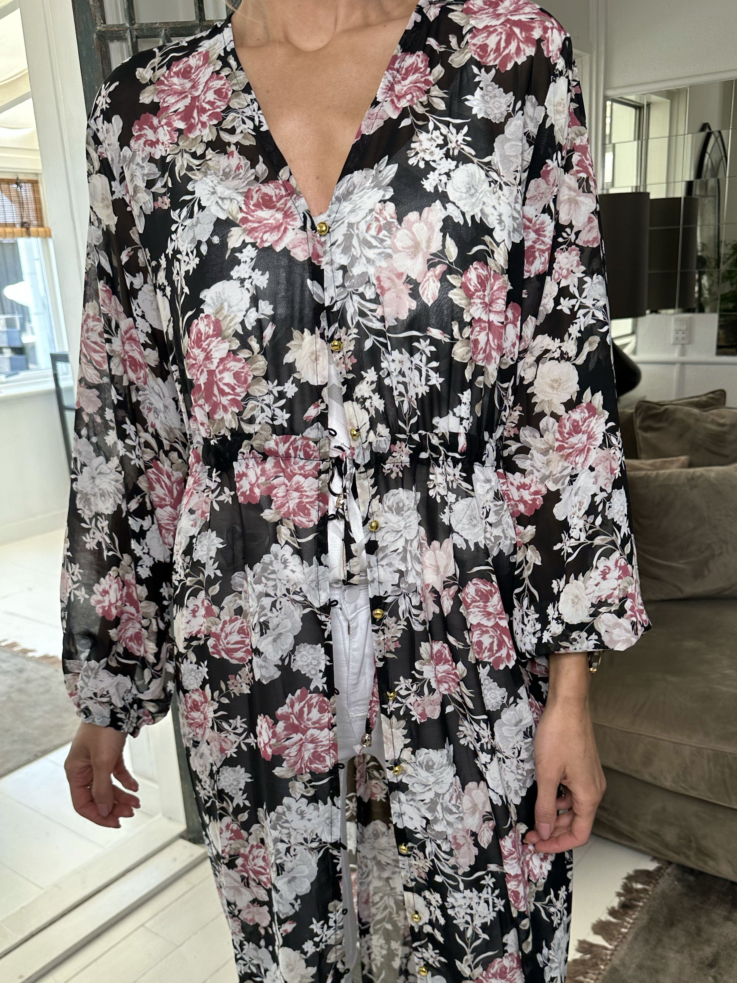 Stine - Söt lång kimono med blommigt tryck