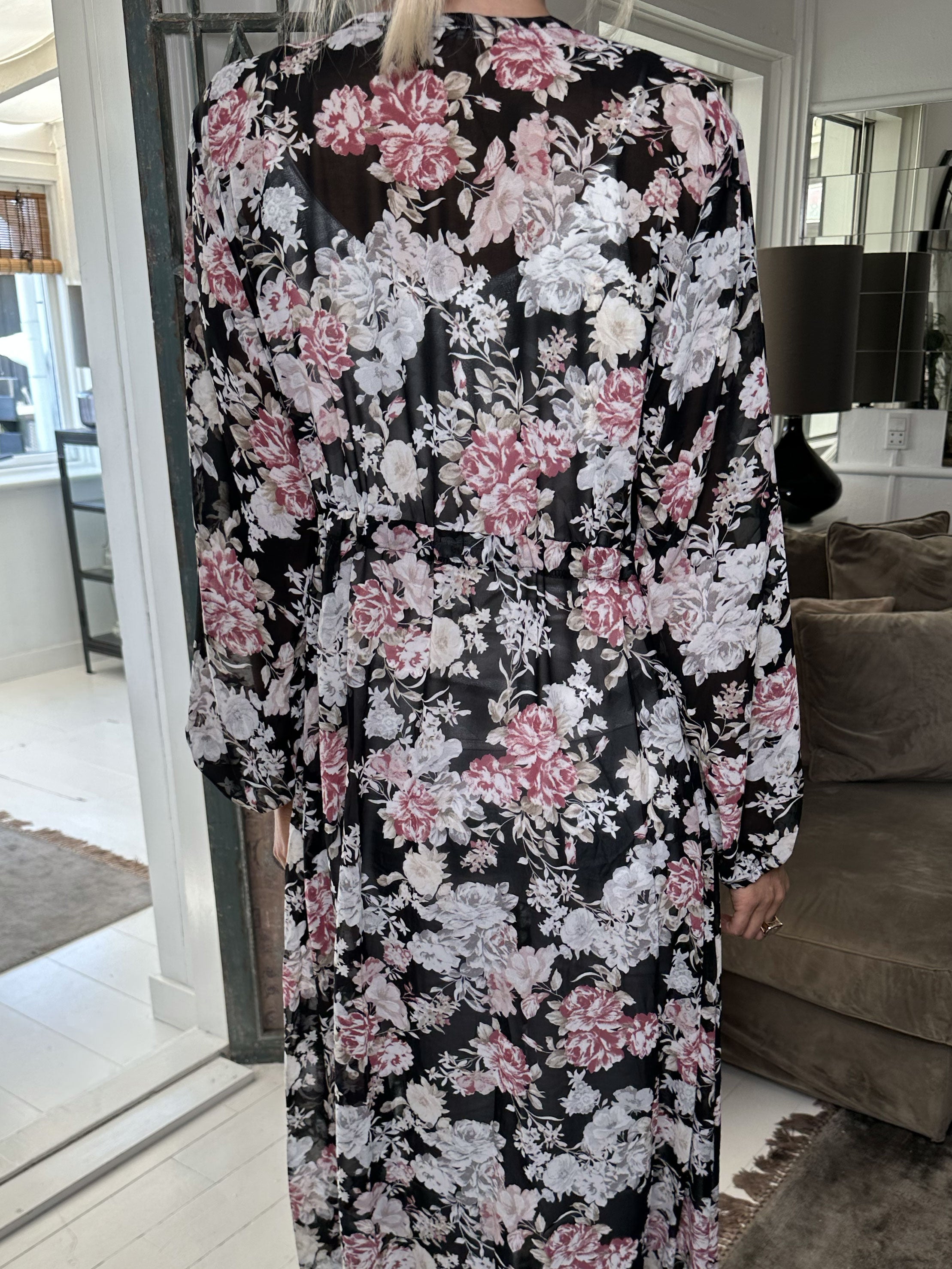 Stine - Söt lång kimono med blommigt tryck
