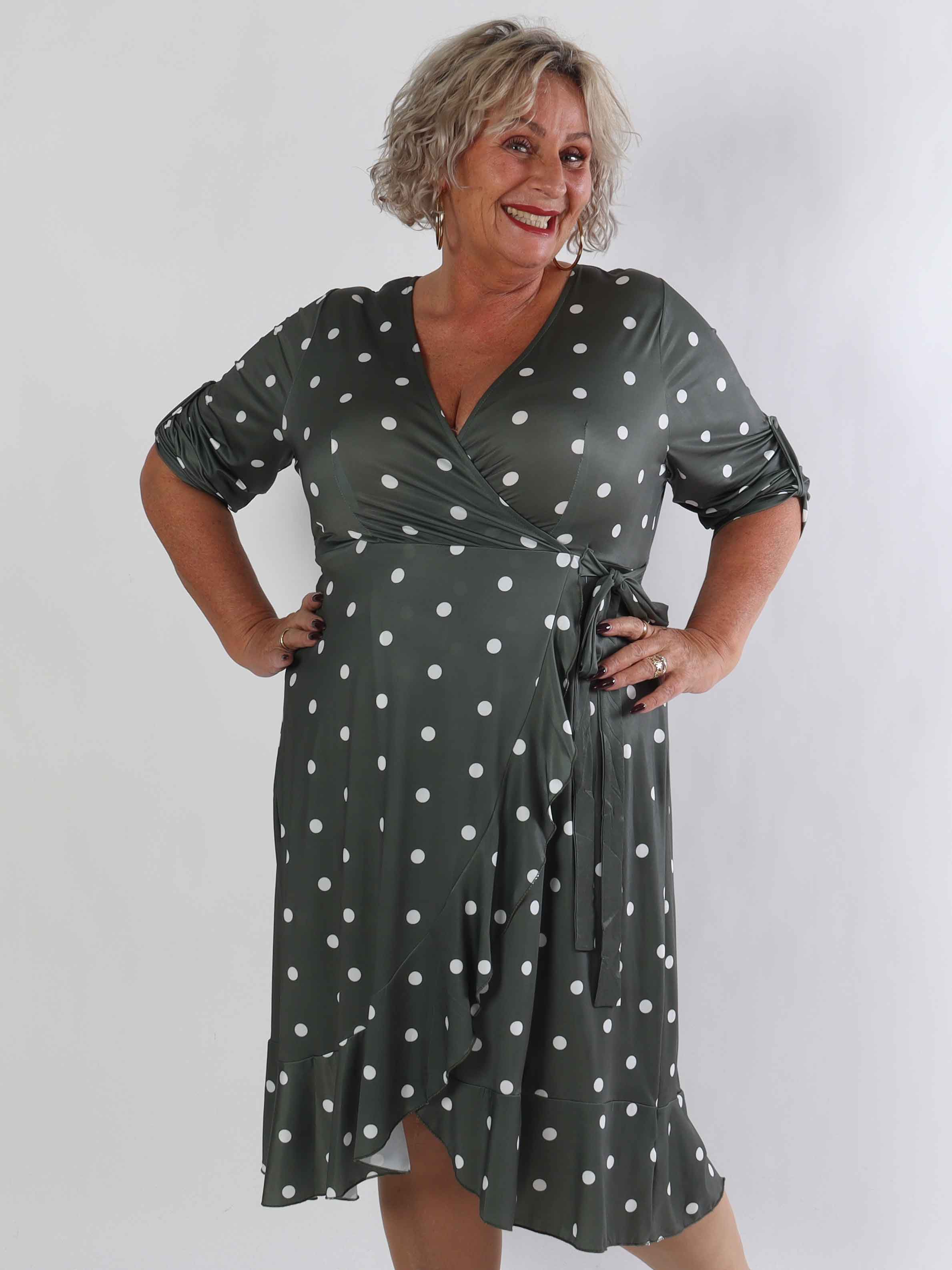 Savina Dot - Elastisk plus size kjole i slå-om-look med prikker