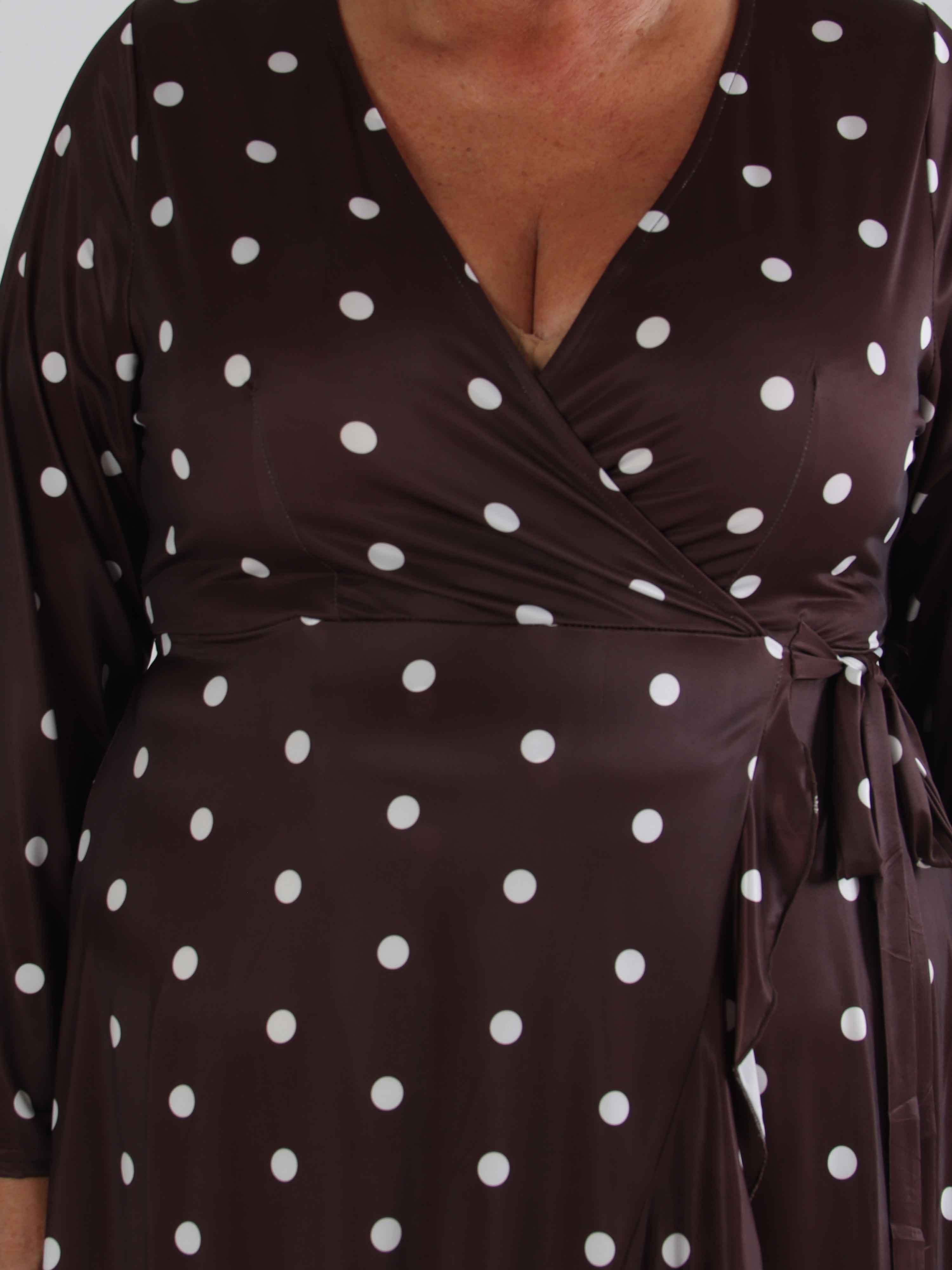 Savina Dot - Elastisk plus size kjole i slå-om-look med prikker