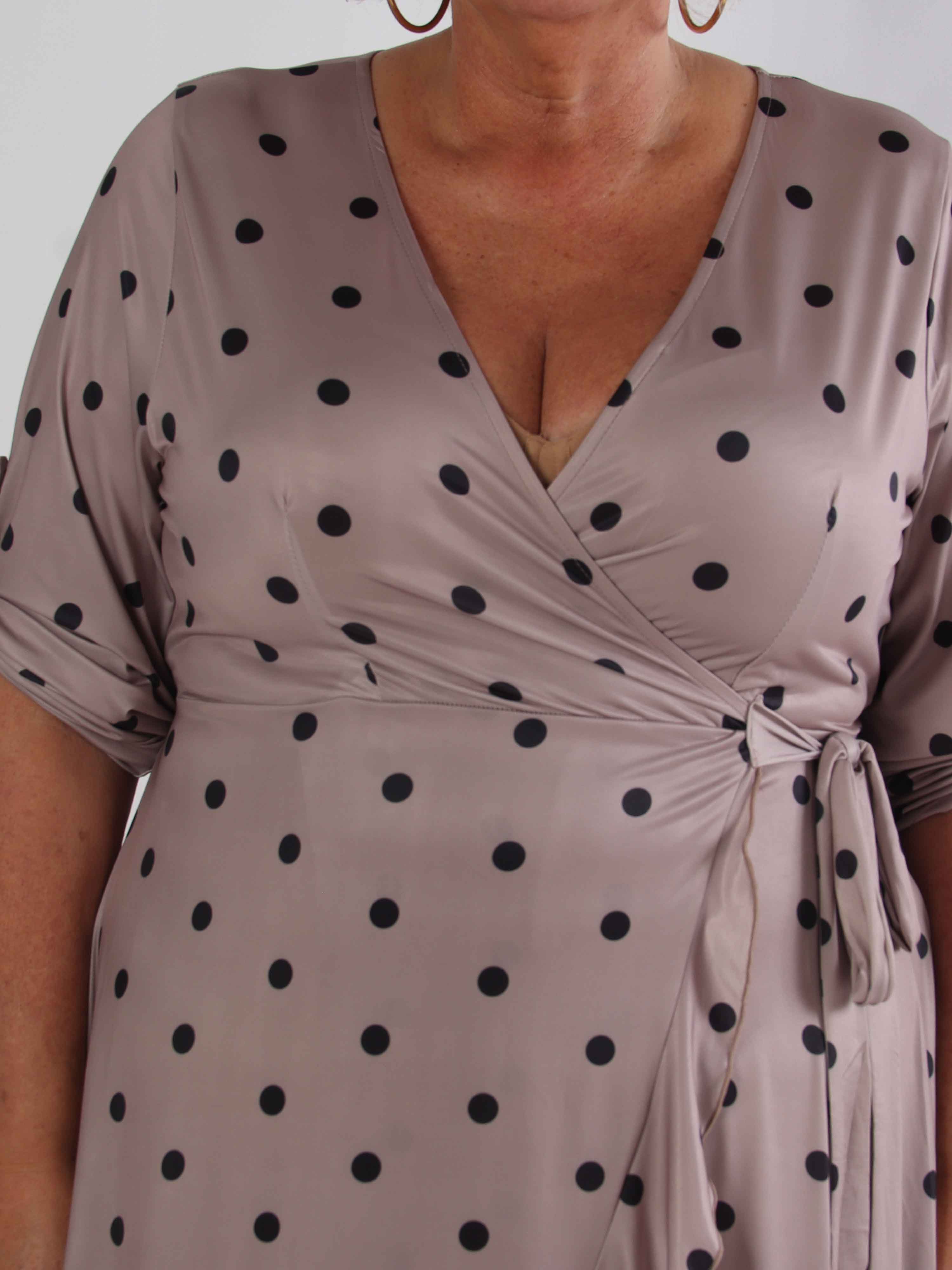 Savina Dot - Elastisk plus size kjole i slå-om-look med prikker