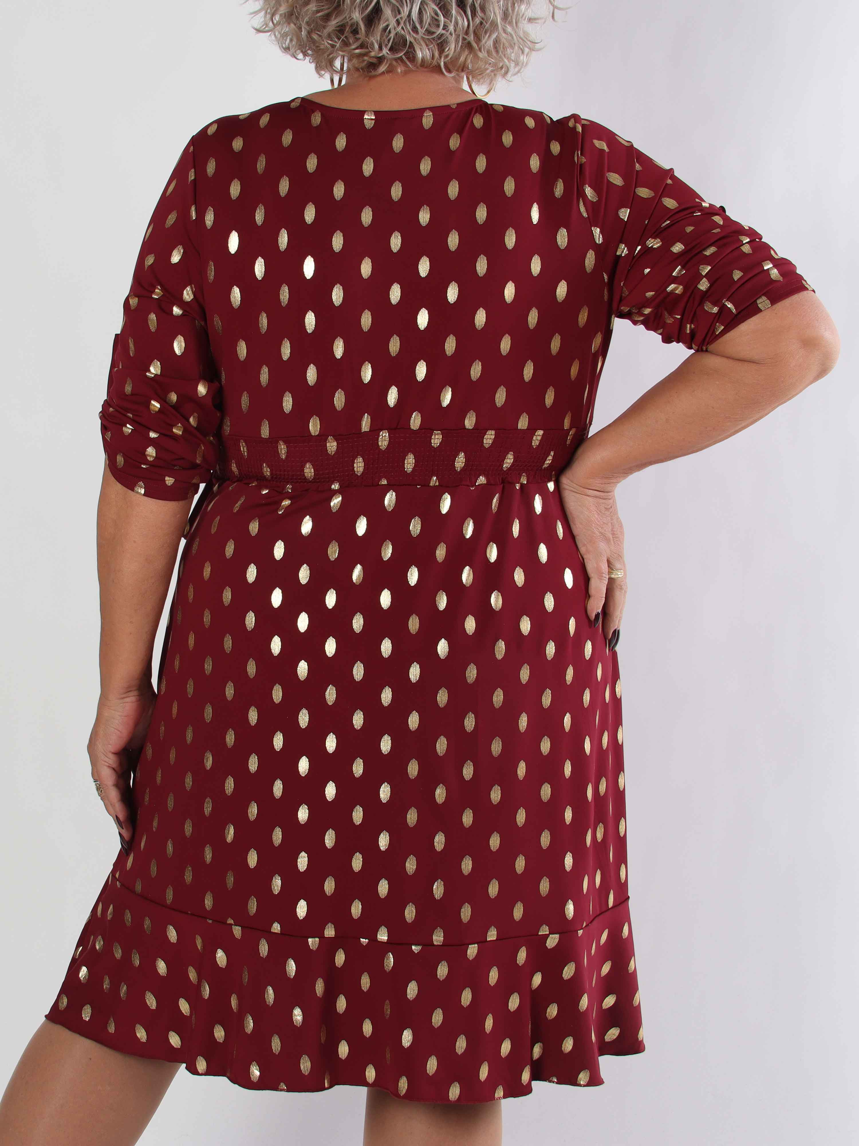 Savina Gold - Elastisk plus size kjole i slå-om-look med guld dutter