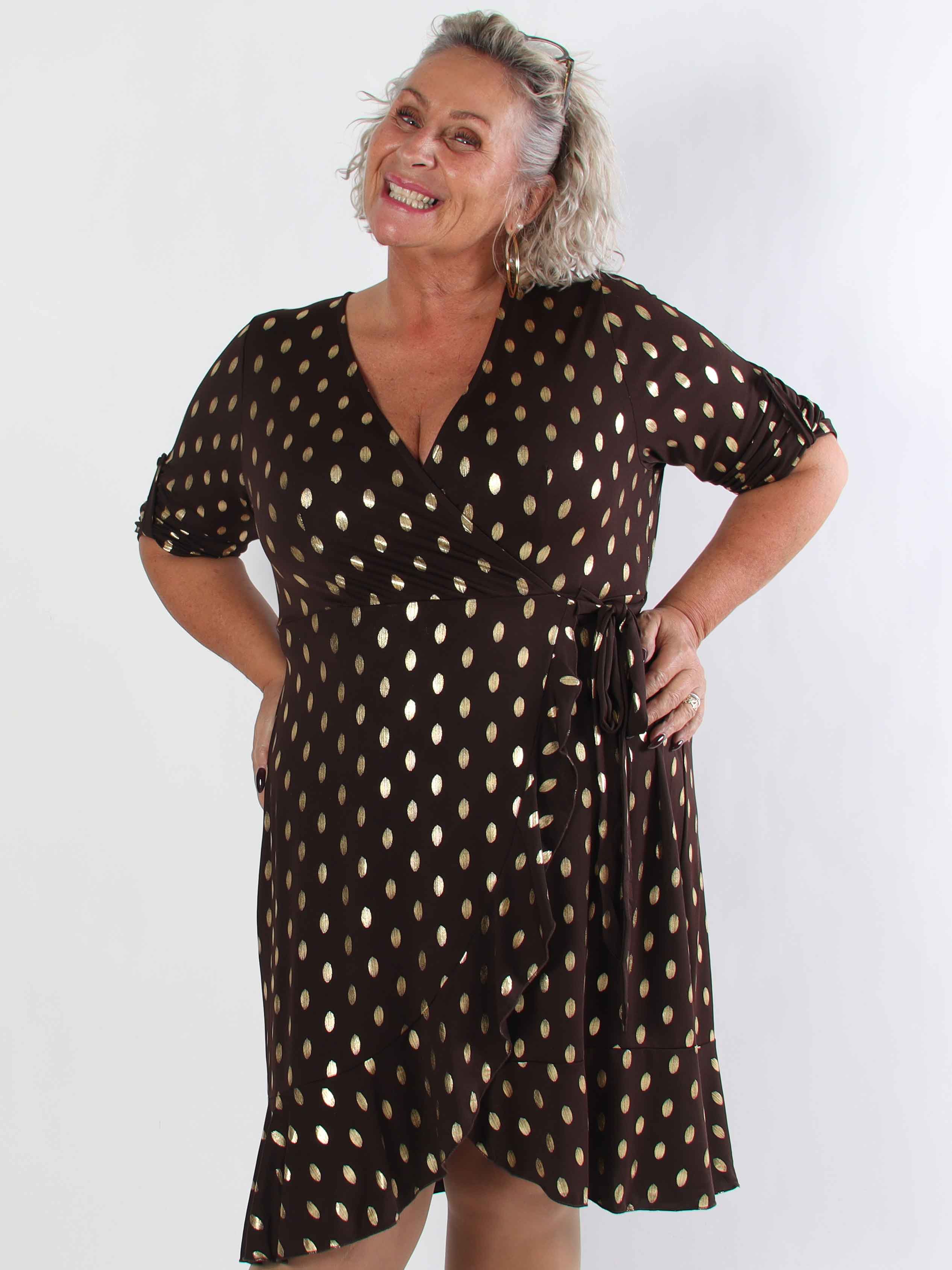 Savina Gold - Elastisk plus size kjole i slå-om-look med guld dutter