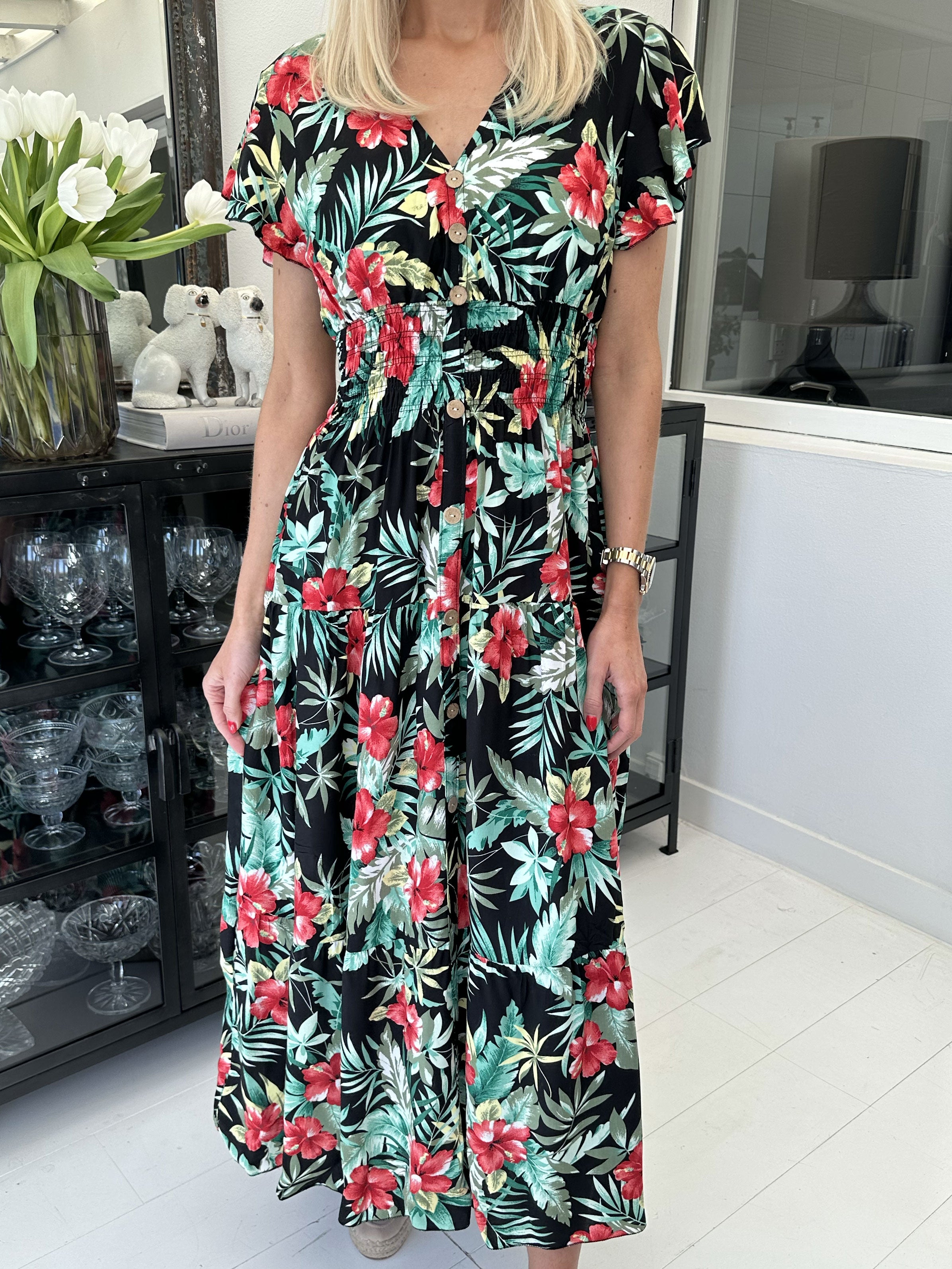 Summer Amada - Fin sommarklänning med blommönster och träknappar