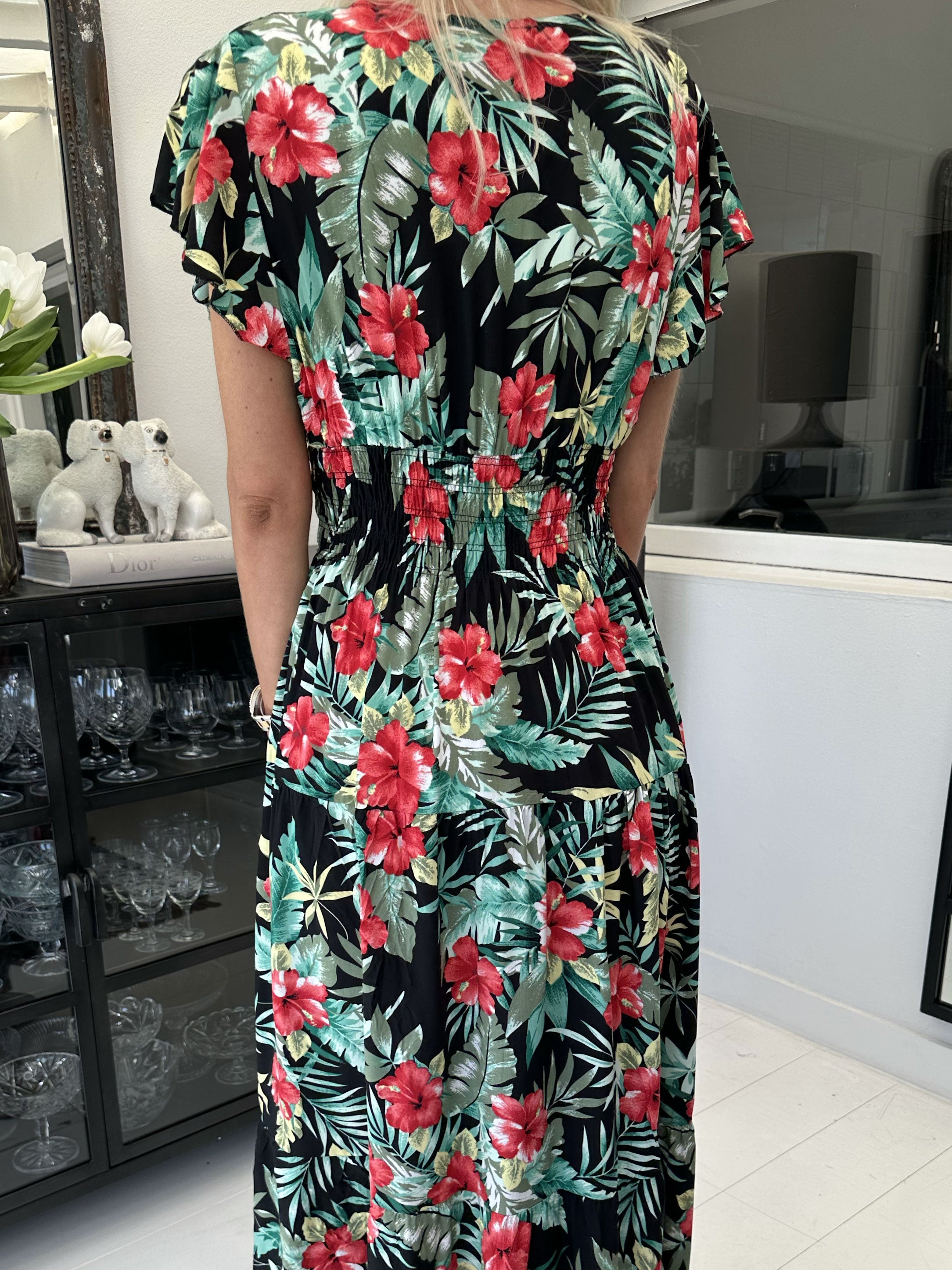 Summer Amada - Fin sommarklänning med blommönster och träknappar