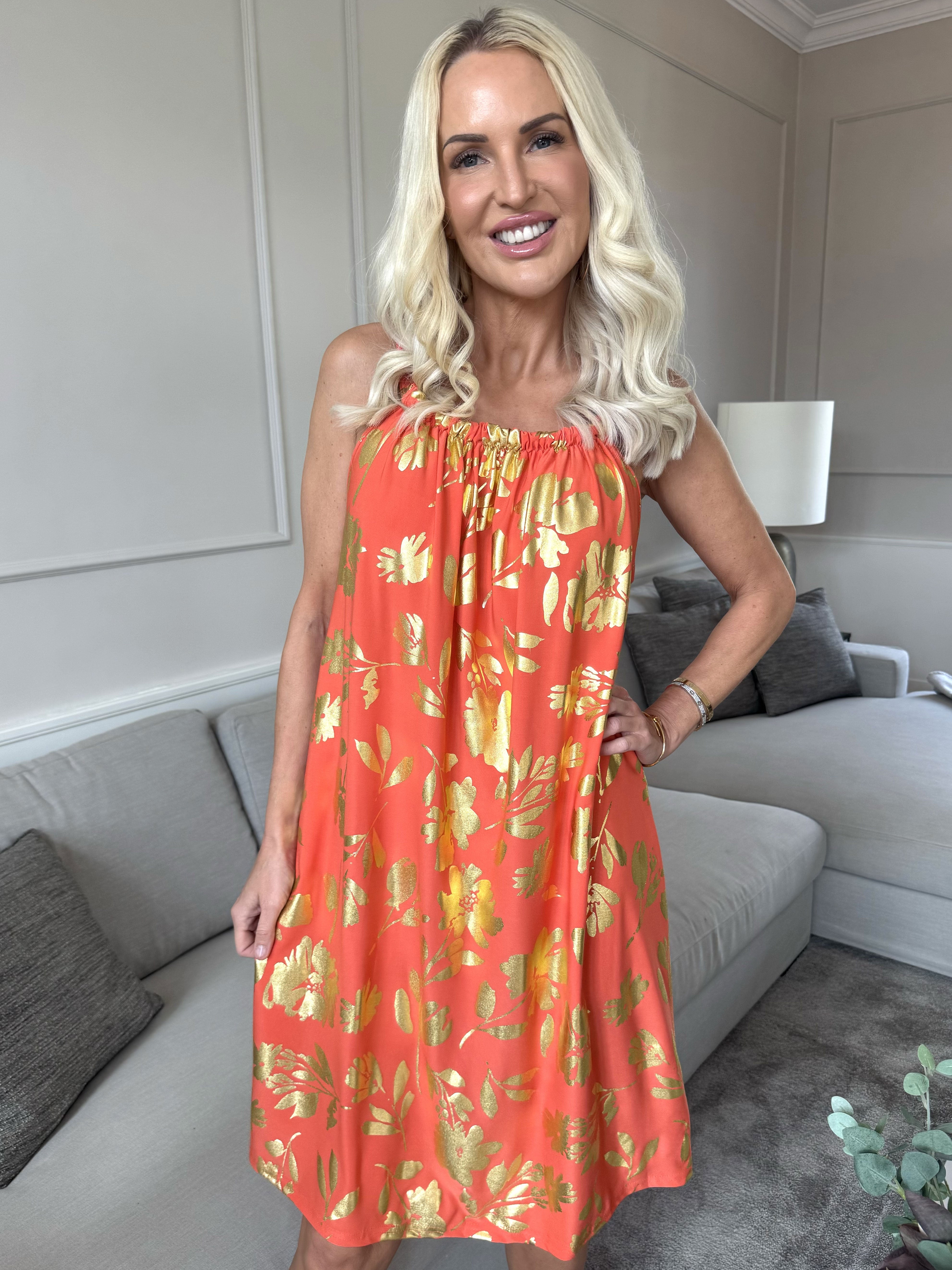 SunLove Gold Flower - Klänning med elastiskt band och stora blad i guld