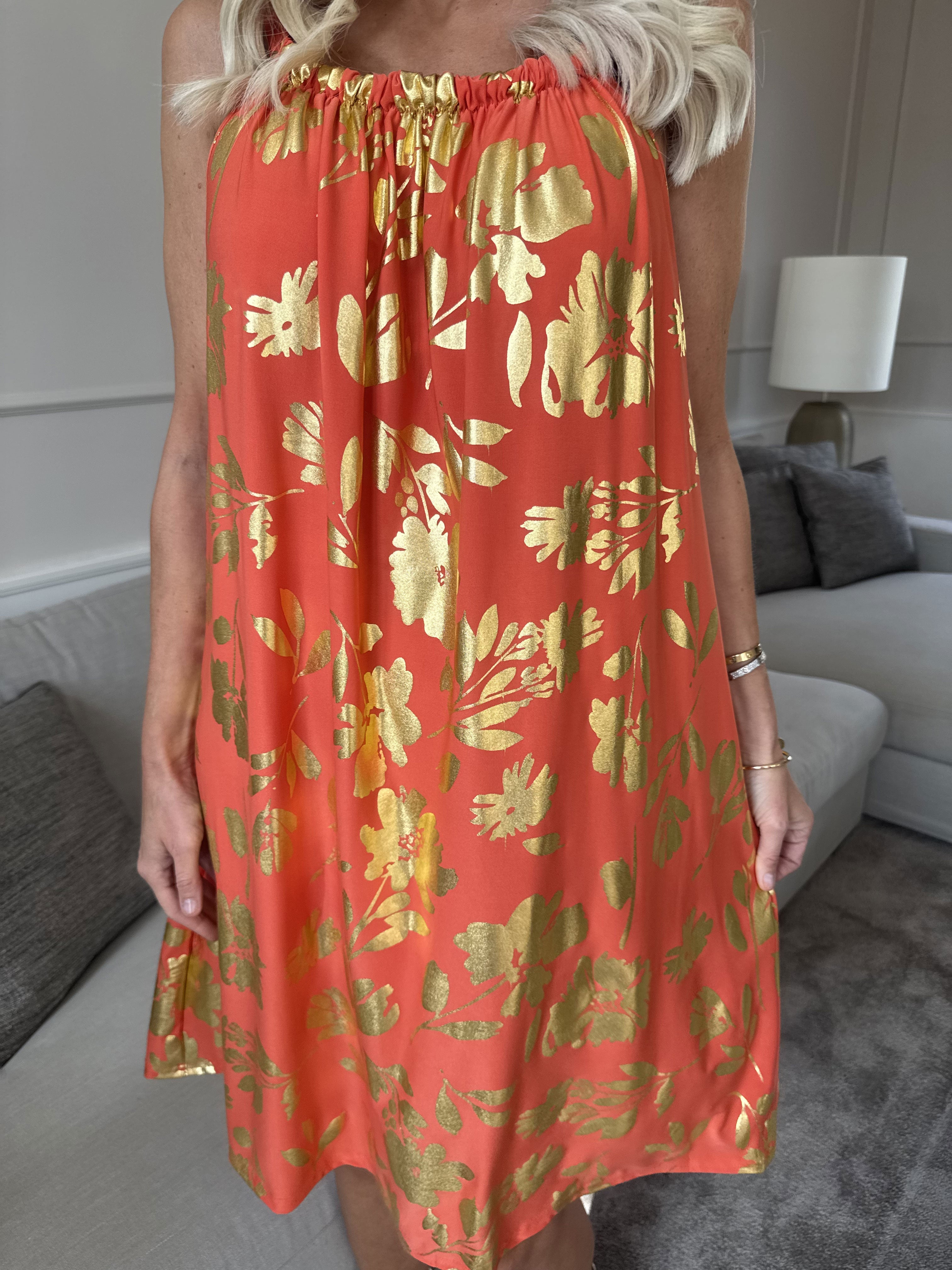 SunLove Gold Flower - Klänning med elastiskt band och stora blad i guld