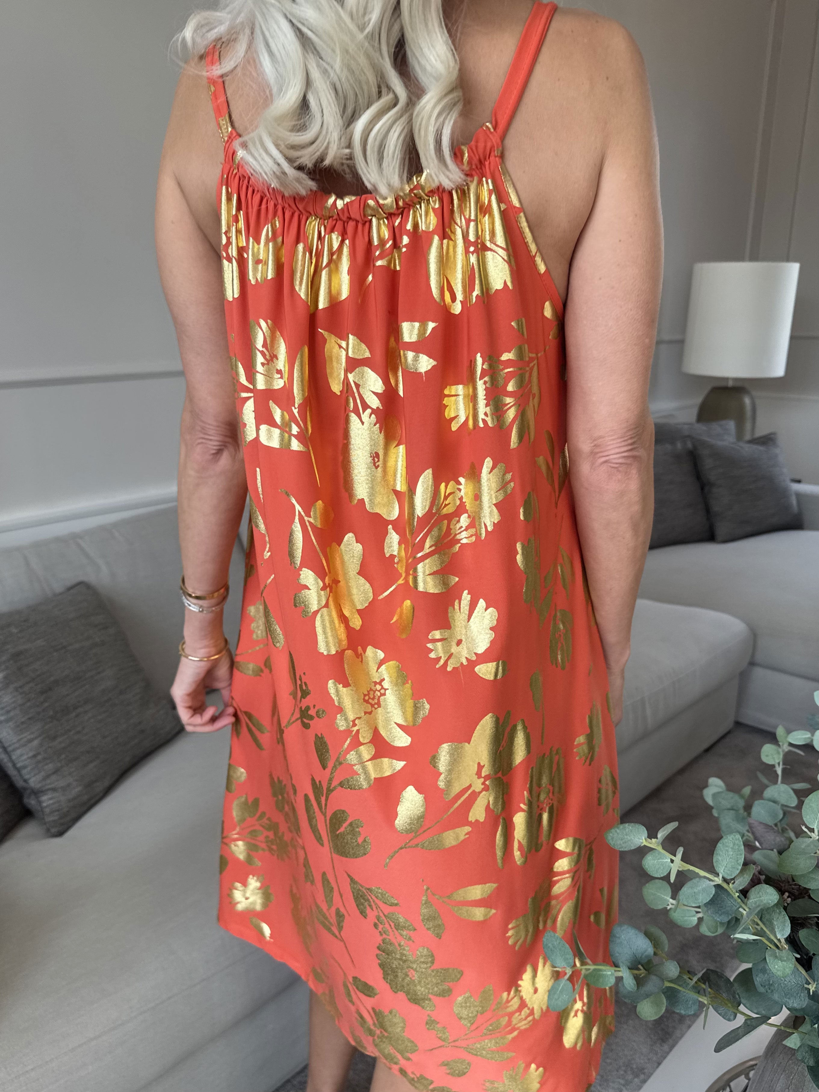 SunLove Gold Flower - Klänning med elastiskt band och stora blad i guld